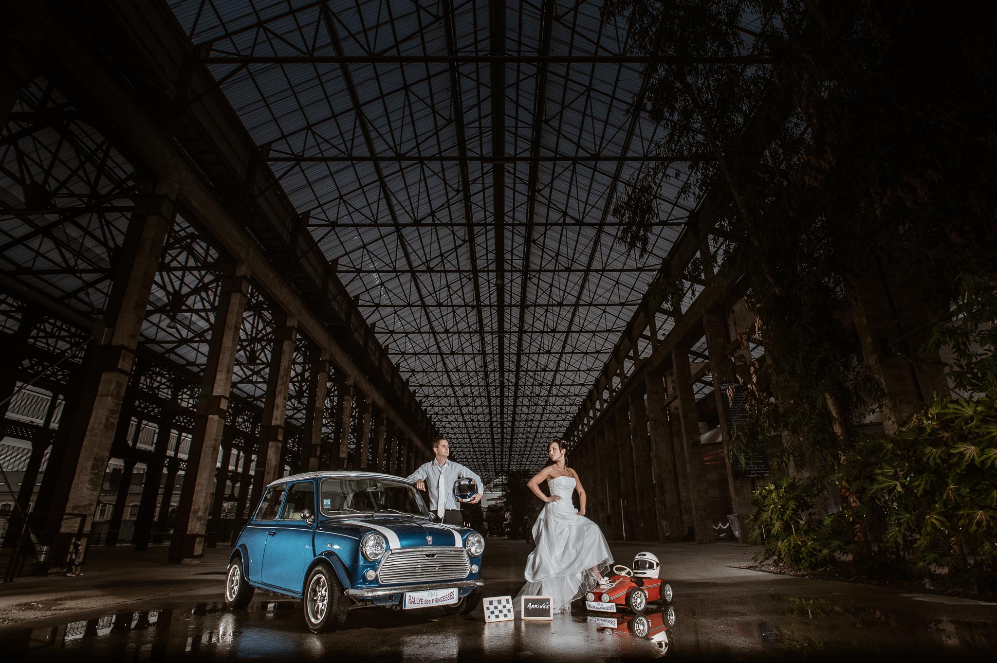 photos de couple poétique et décalée lors d’une séance couple de mariage mise en scène sous les nefs à Nantes par Geoffrey Arnoldy photographe