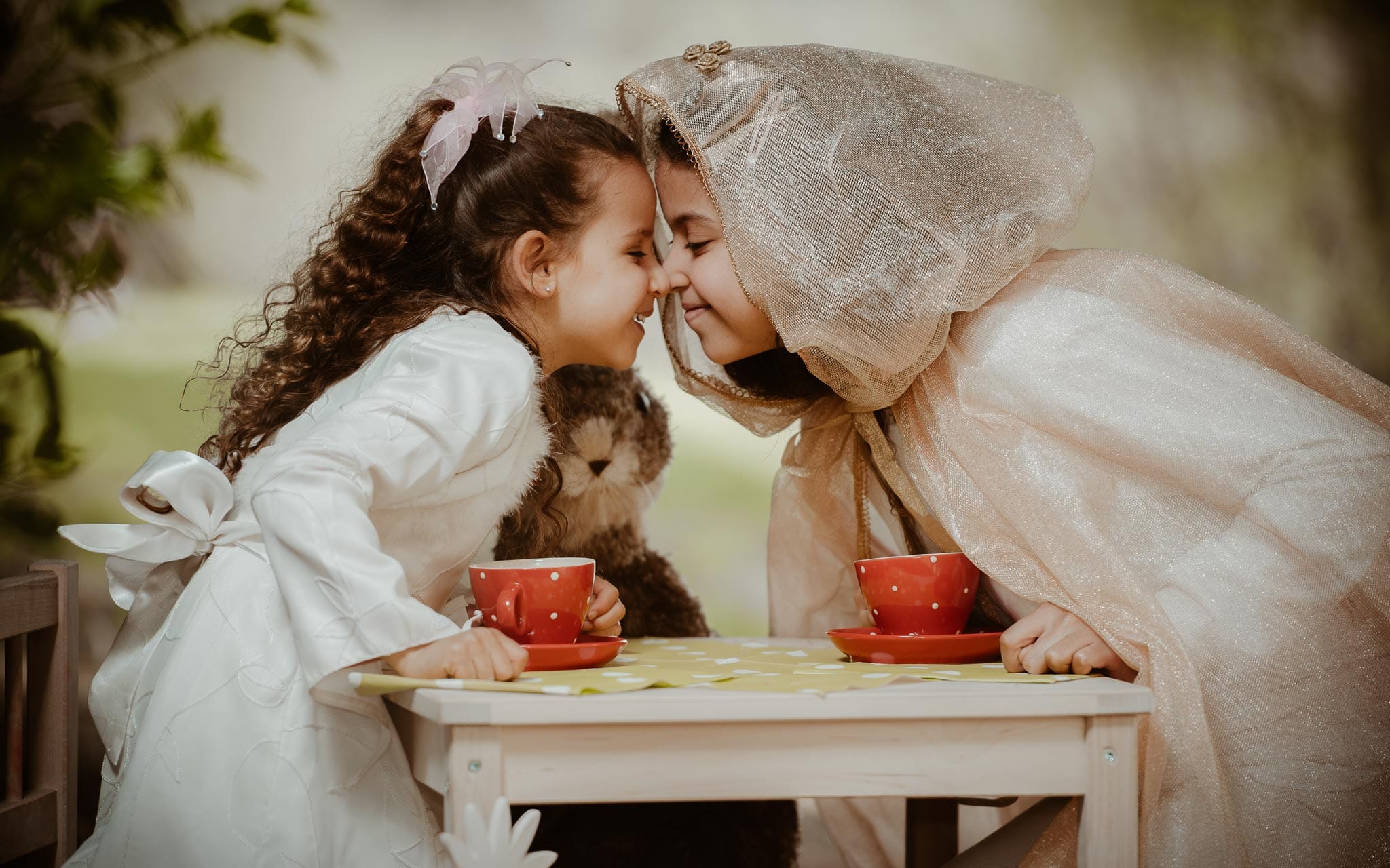 Séance photo lifestyle de famille d’un papa et des deux filles en région parisienne à bry sur marne par Geoffrey Arnoldy photographe