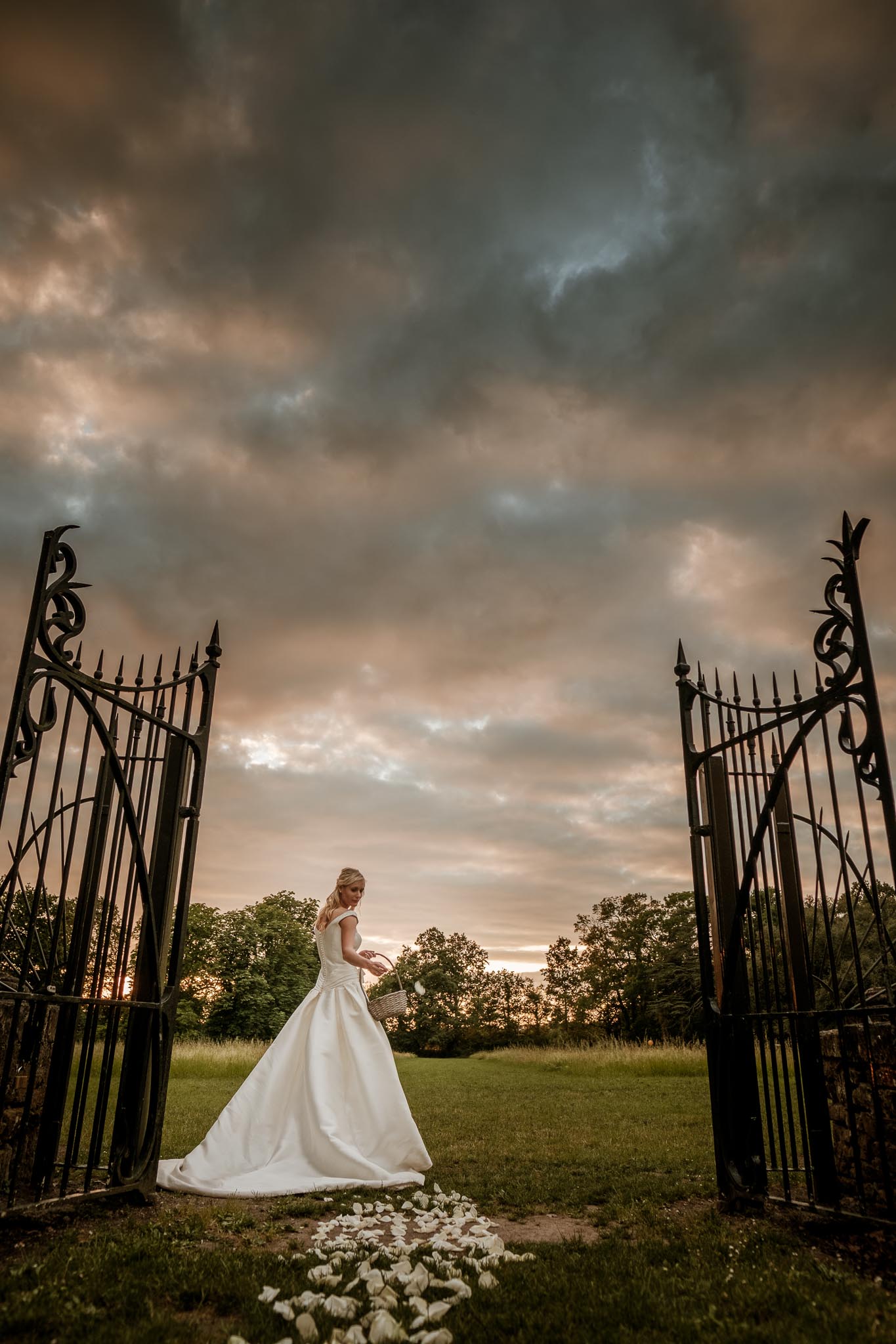 photos de princesse lors d’une séance couple de mariage mise en scène inspiré des univers de la littérature et des contes au Château de Vair à Anetz par Geoffrey Arnoldy photographe