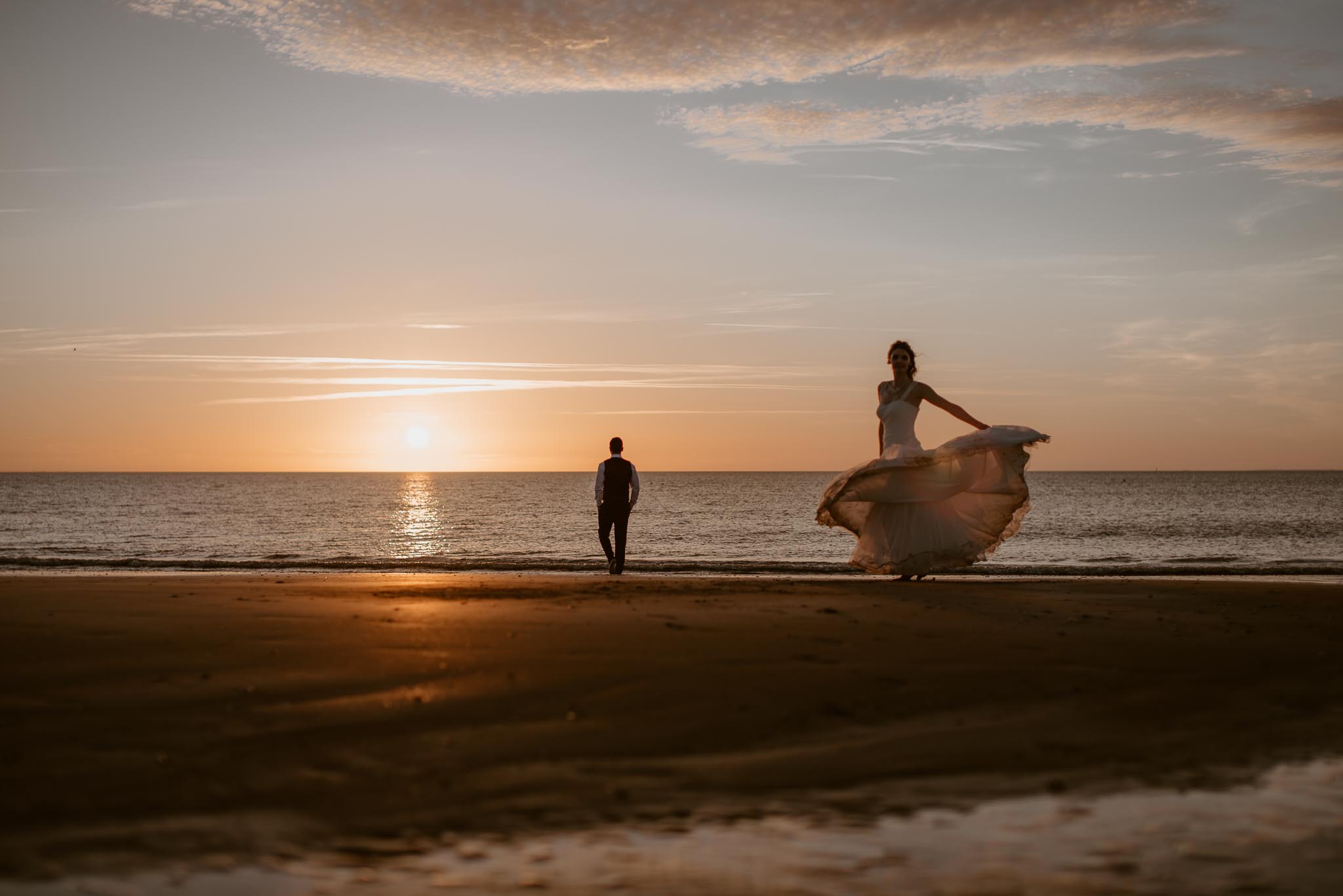 Séance couple après mariage mise en scène poétique et romantique sur la plage à Pornic au coucher de soleil par Geoffrey Arnoldy photographe