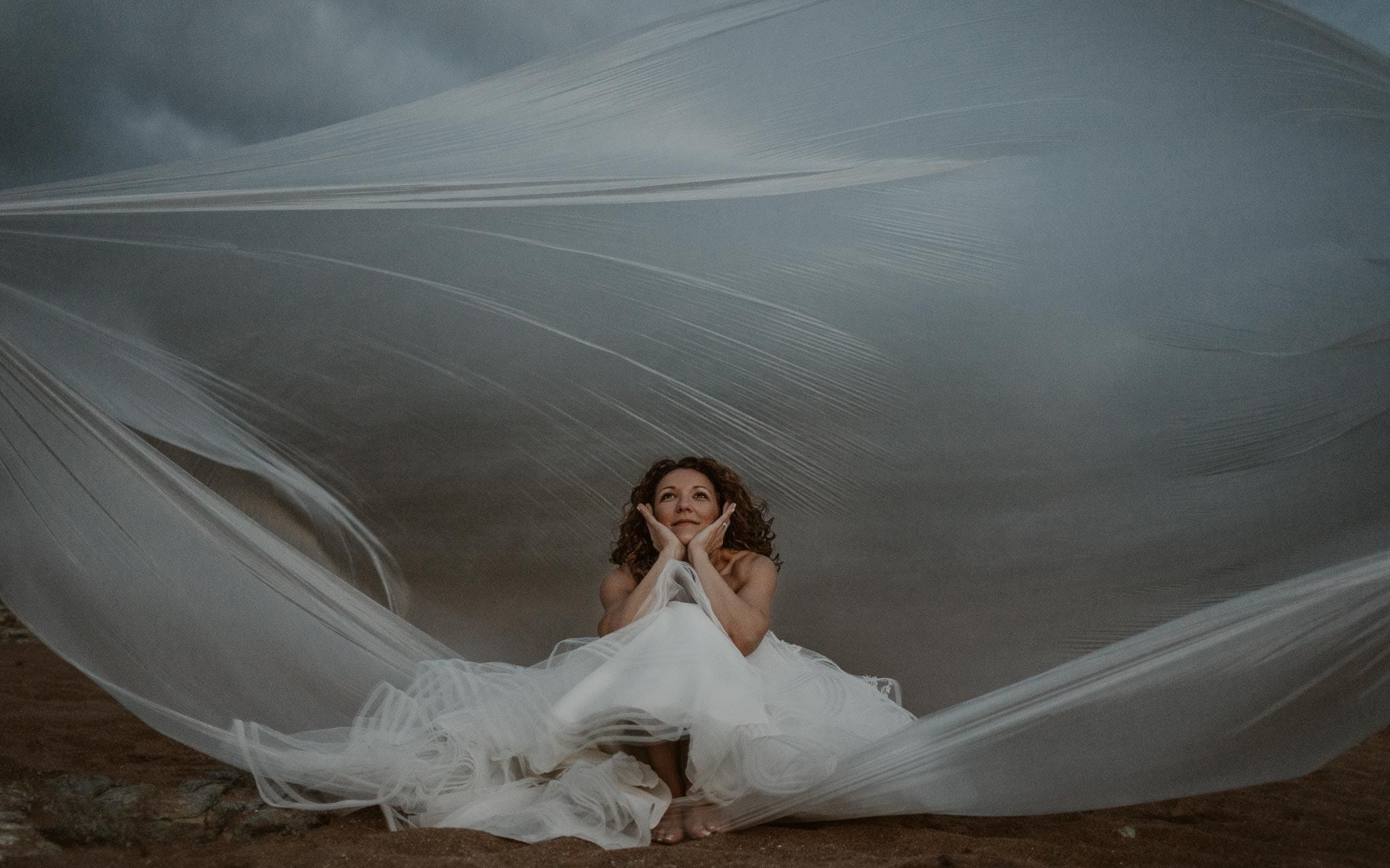 Séance couple artistique après mariage onirique & poétique sur la plage au bord de l’Océan près de la Baule par Geoffrey Arnoldy photographe