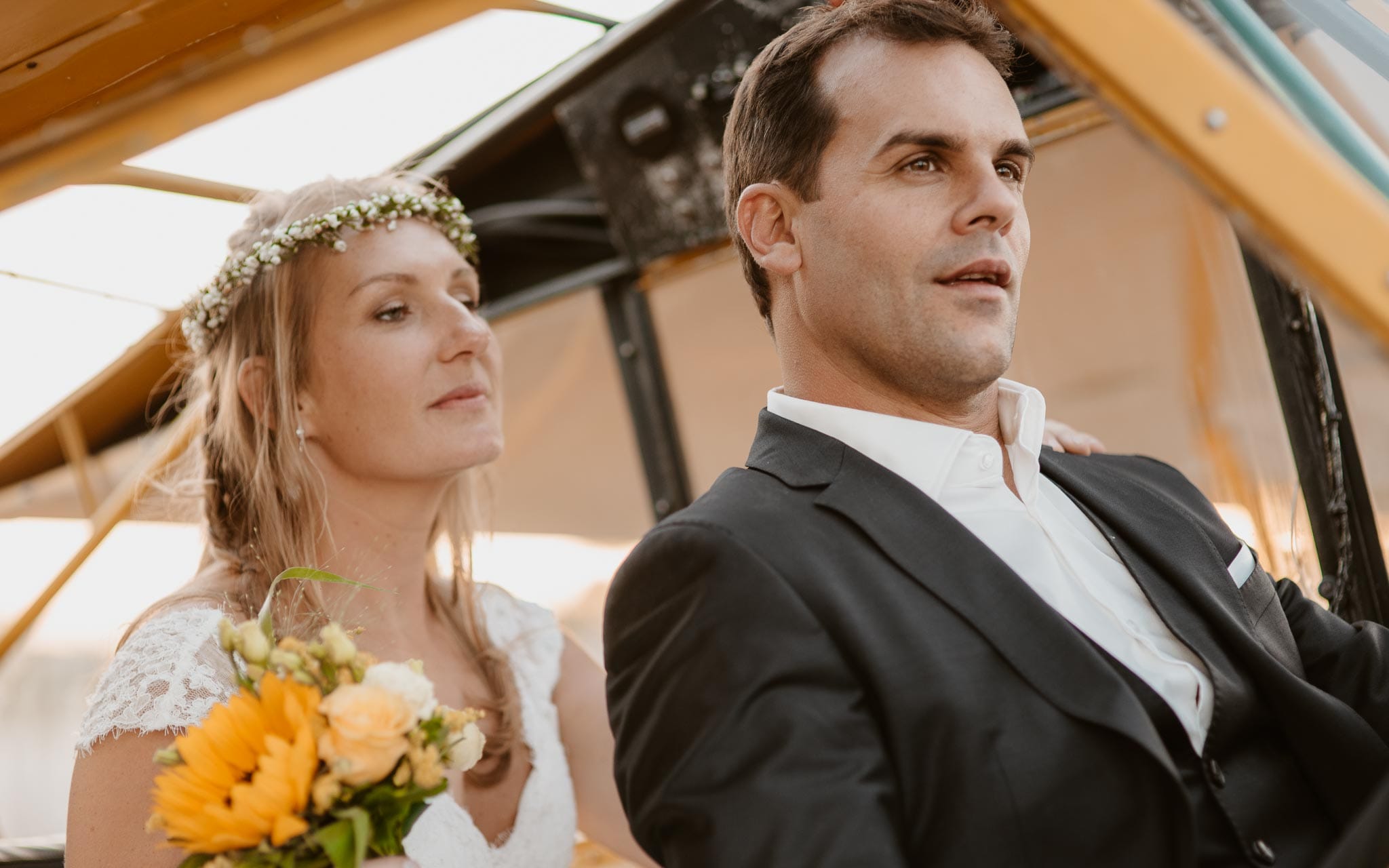 photo d’une séance de couple day-after poétique & romantique sur le thème du voyage à l’aérodrome d’Ancenis par Geoffrey Arnoldy photographe