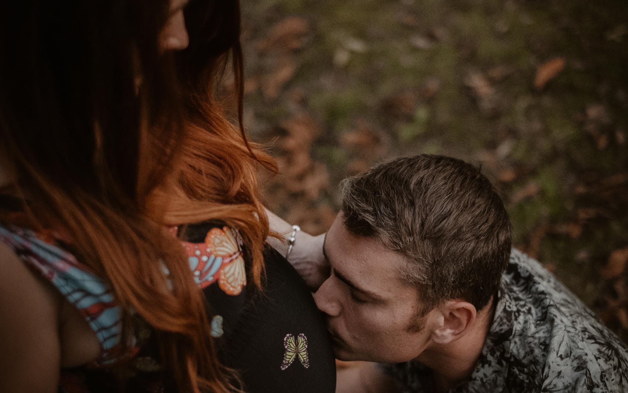 Séance couple femme enceinte en extérieur, à l’ambiance poétique, dans la forêt et au bord de l’eau par Geoffrey Arnoldy photographe