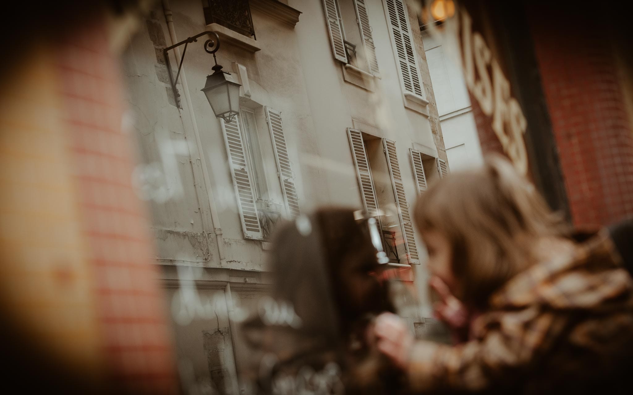 Séance photo de famille parents enfant en extérieur, à l’ambiance poétique et intemporelle en hiver à Paris par Geoffrey Arnoldy photographe