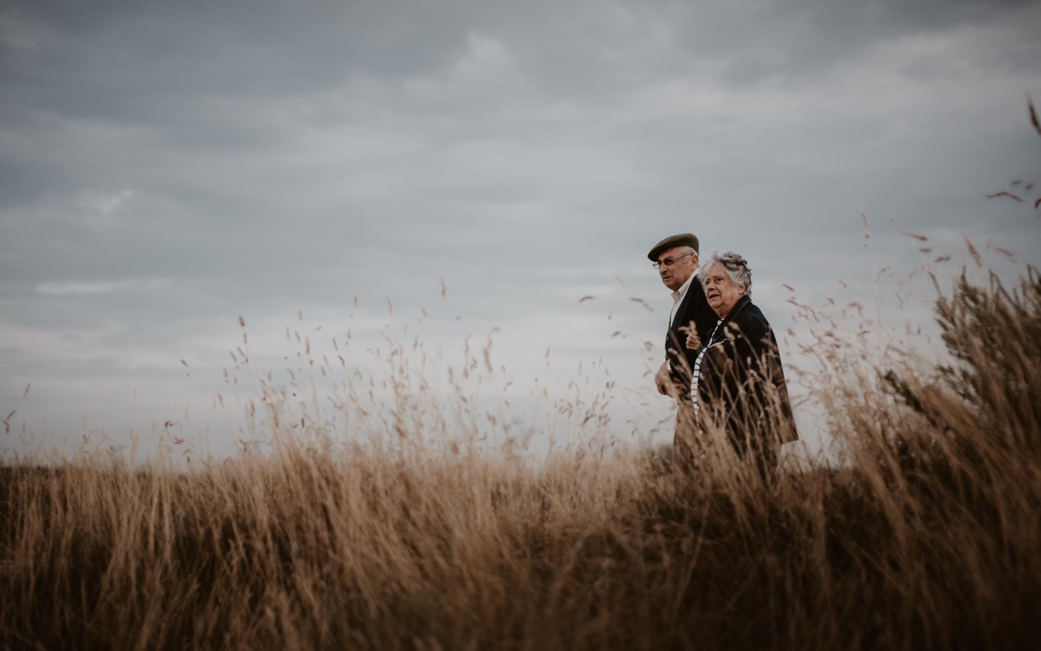 Séance photo lifestyle de grands-parents à Guérande et dans les marais salants par Geoffrey Arnoldy photographe