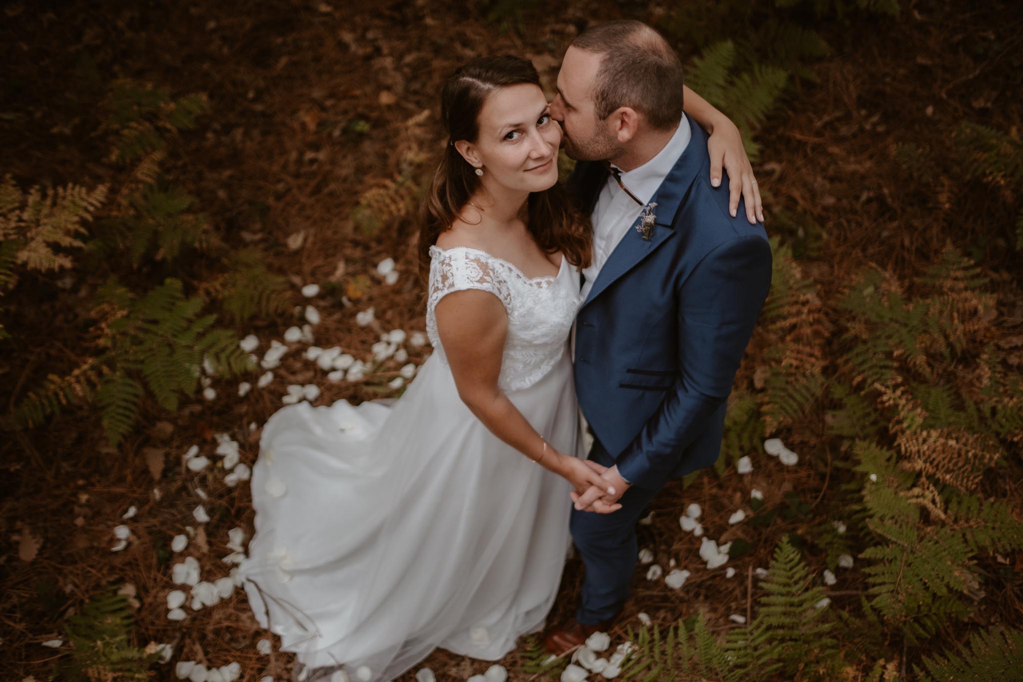 Séance couple après mariage naturelle et romantique dans une forêt en Vendée par Geoffrey Arnoldy photographe