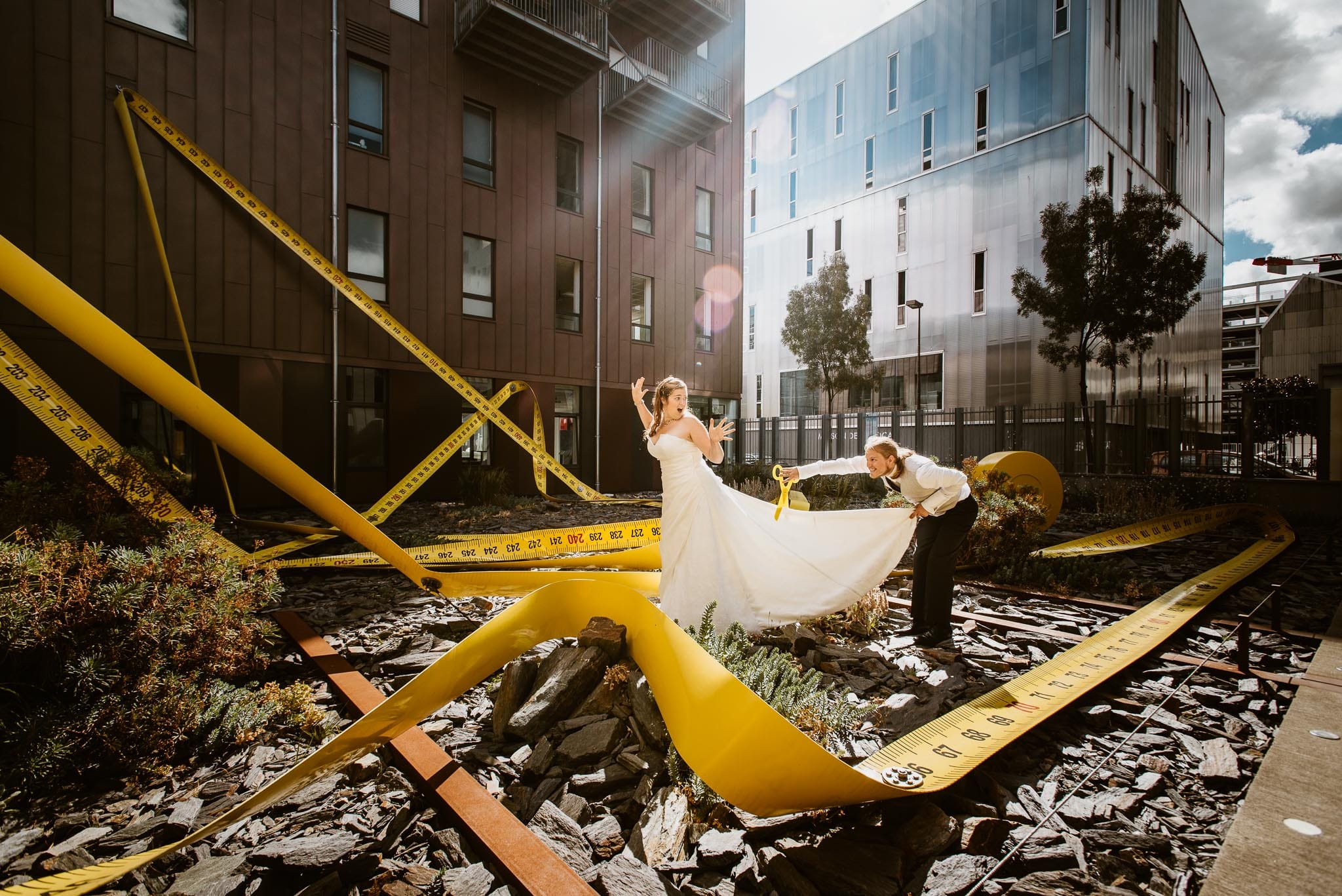 Séance couple artistique après mariage créative et décalée autour d’une oeuvre du Voyage à Nantes par Geoffrey Arnoldy photographe