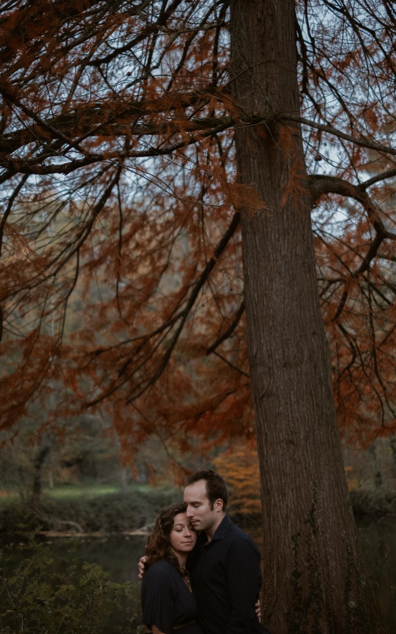 Séance photo de grossesse et futurs parents en extérieur, à l’ambiance poétique, en forêt à l’automne près de Clisson par Geoffrey Arnoldy photographe