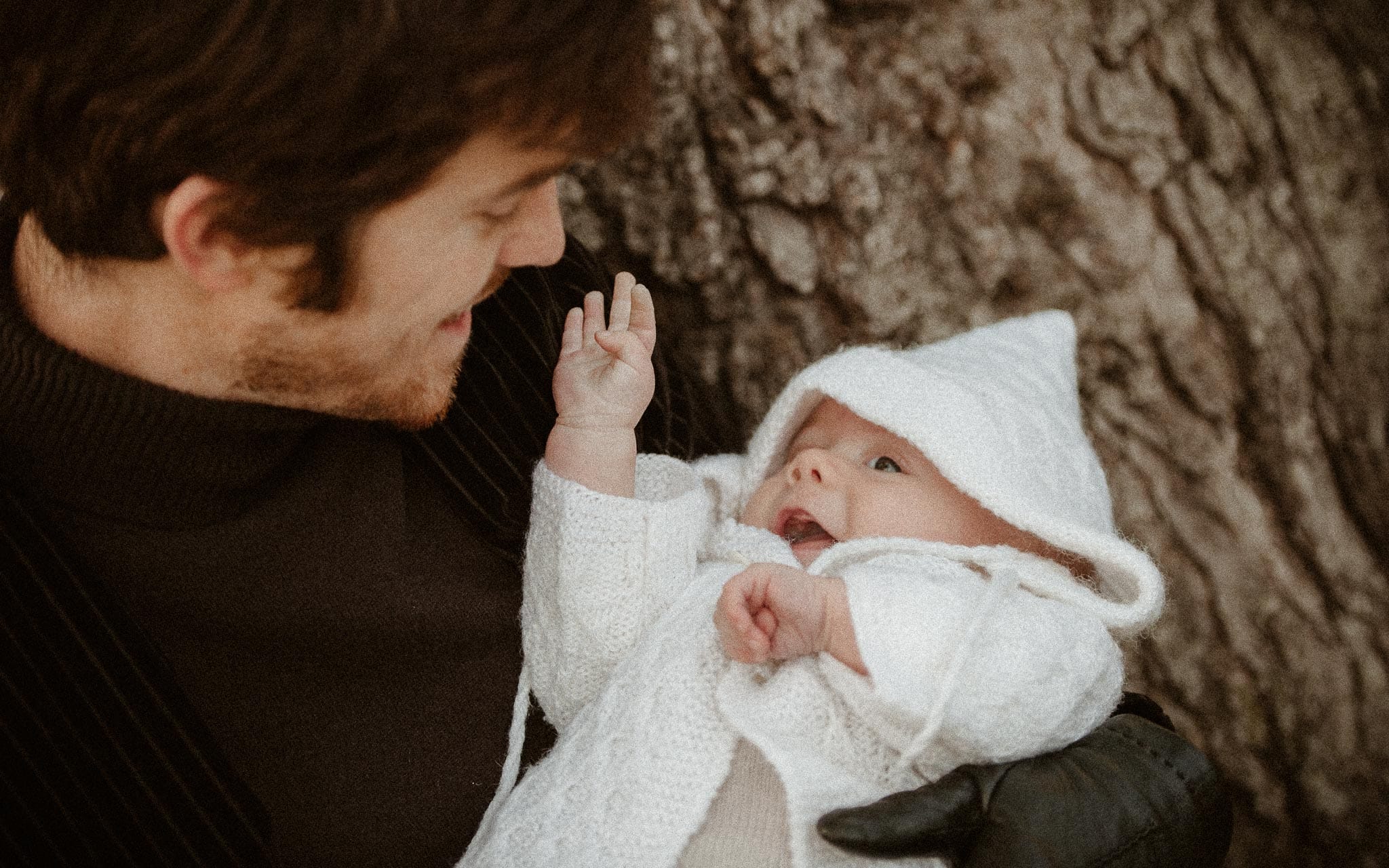 Séance photo lifestyle de famille de jeunes parents et d’un bébé en région parisienne à Saint Germain en Laye par Geoffrey Arnoldy photographe