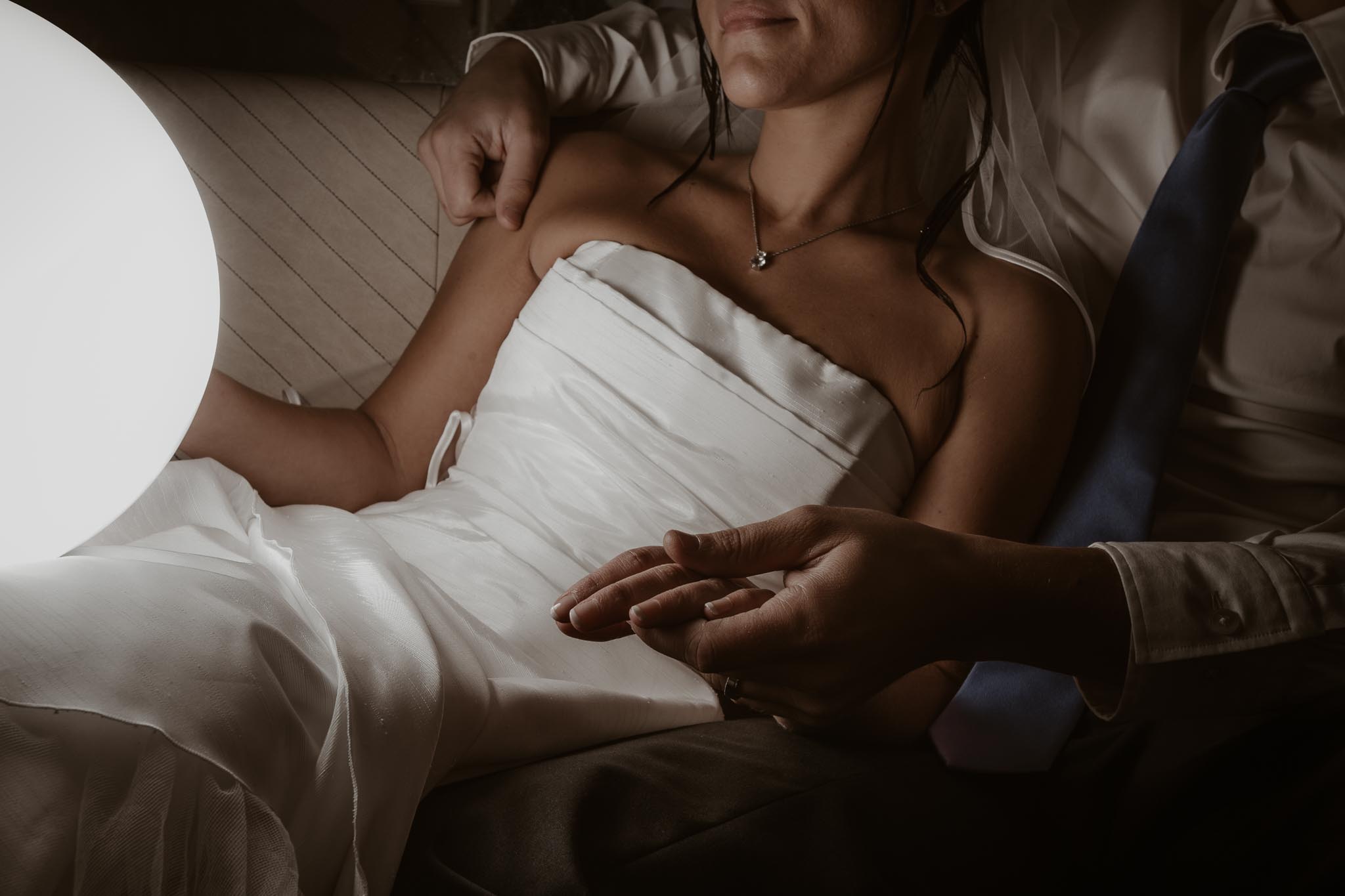 photos de couple poétique et décalée lors d’une séance couple de mariage mise en scène sous les nefs à Nantes par Geoffrey Arnoldy photographe