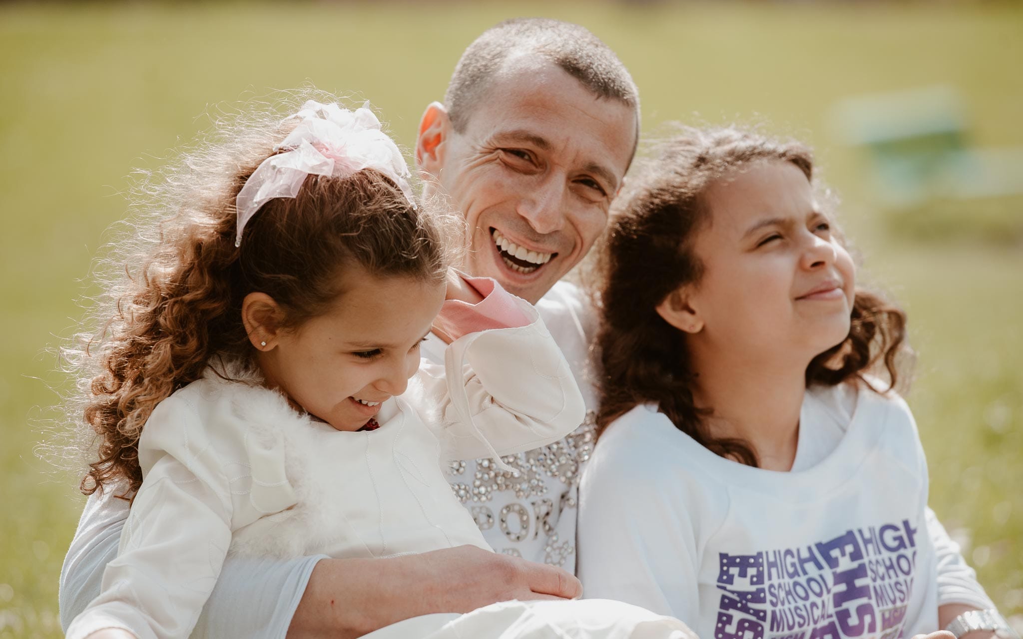 Séance photo lifestyle de famille d’un papa et des deux filles en région parisienne à bry sur marne par Geoffrey Arnoldy photographe