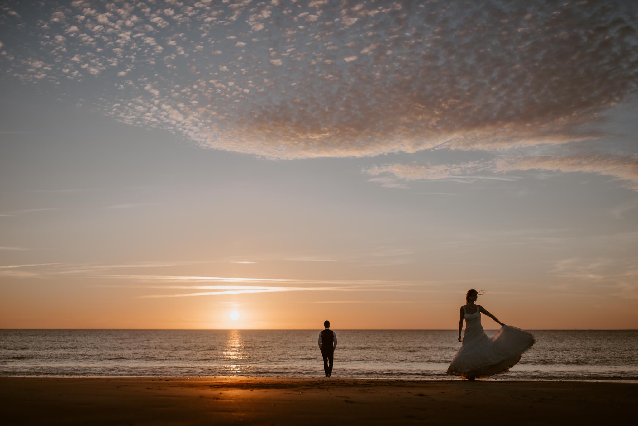 Séance couple après mariage mise en scène poétique et romantique sur la plage à Pornic au coucher de soleil par Geoffrey Arnoldy photographe