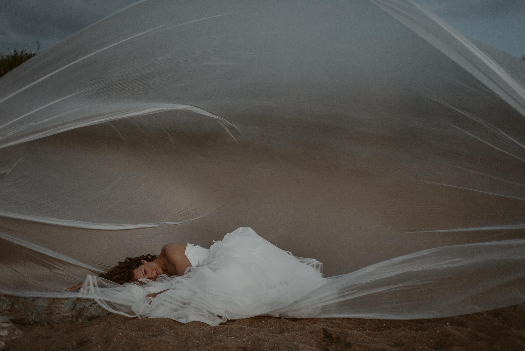 Séance couple artistique après mariage onirique & poétique sur la plage au bord de l’Océan près de la Baule par Geoffrey Arnoldy photographe