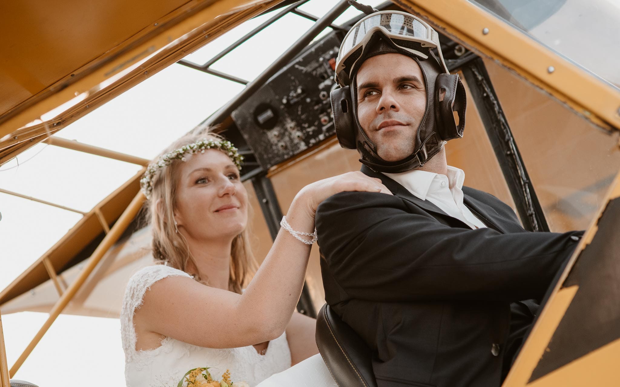 photo d’une séance de couple day-after poétique & romantique sur le thème du voyage à l’aérodrome d’Ancenis par Geoffrey Arnoldy photographe