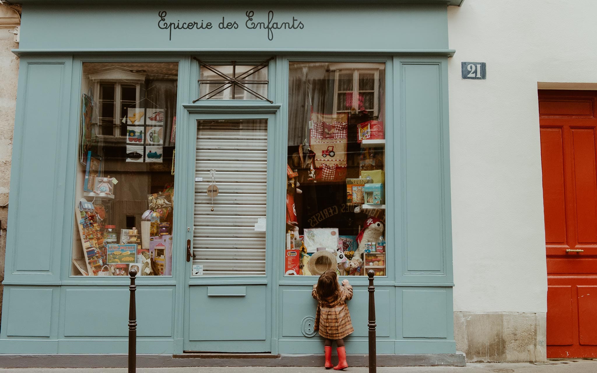 Séance photo de famille parents enfant en extérieur, à l’ambiance poétique et intemporelle en hiver à Paris par Geoffrey Arnoldy photographe