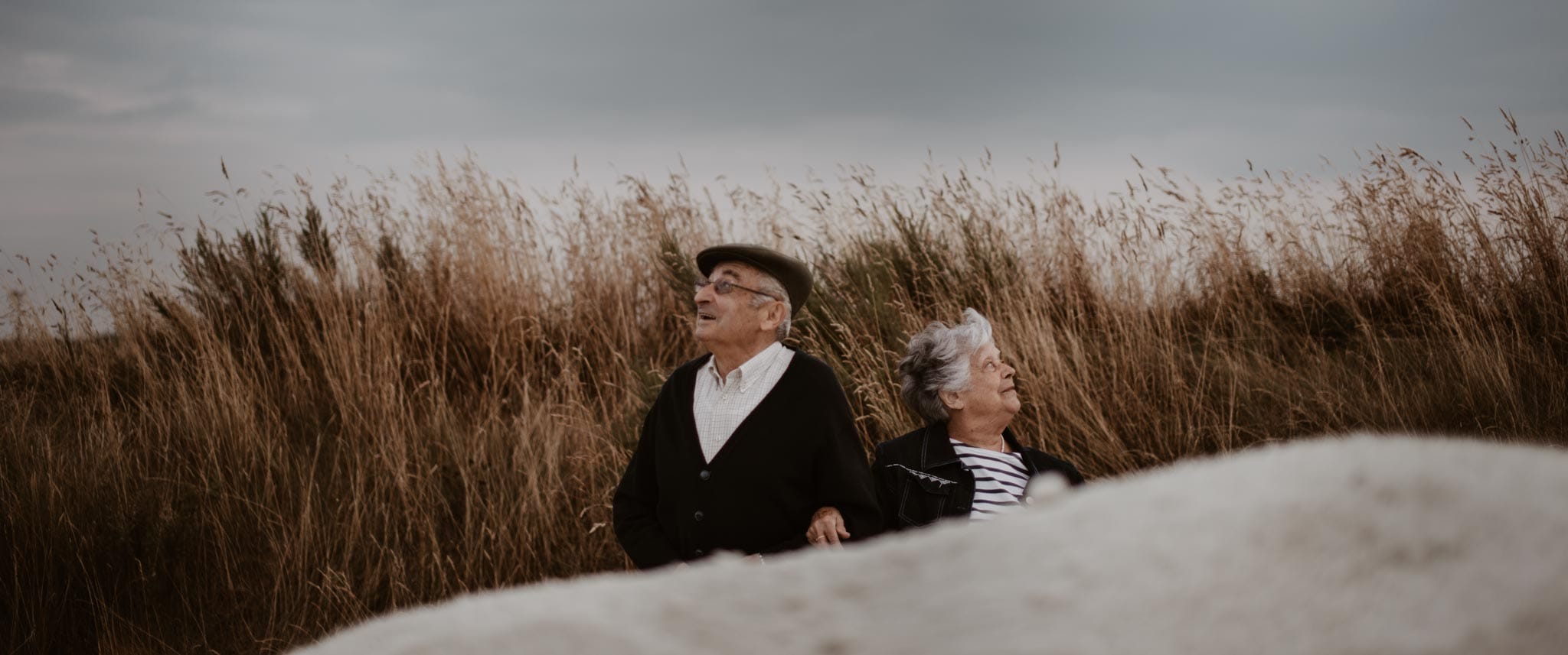 Séance photo lifestyle de grands-parents à Guérande et dans les marais salants par Geoffrey Arnoldy photographe