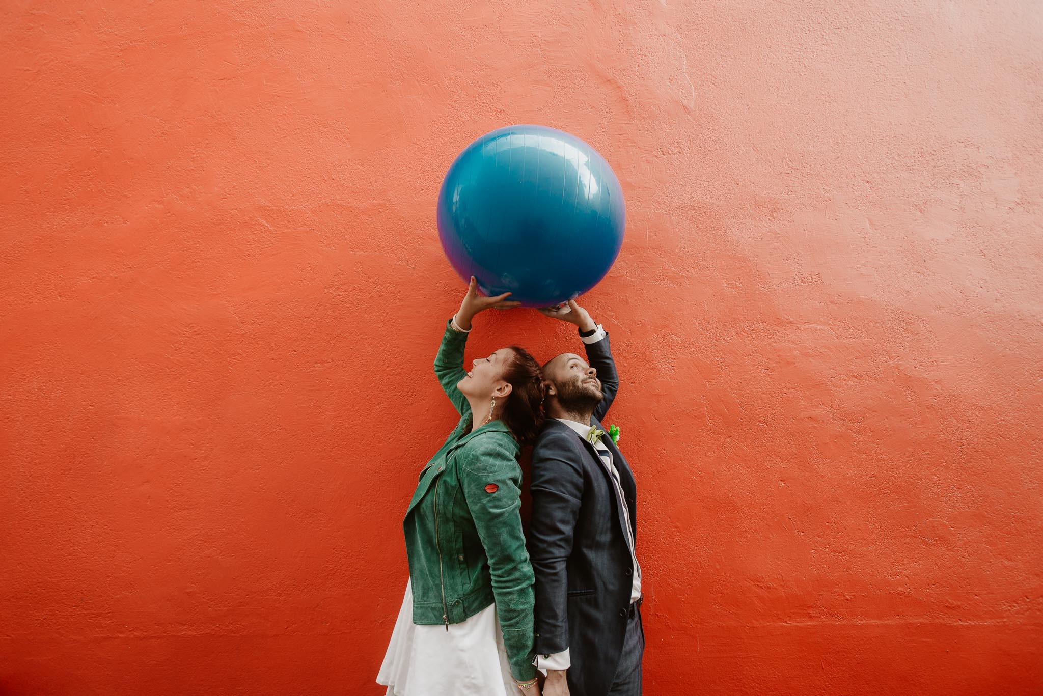 photo d’une séance de couple day-after colorée, décalée & créative à Nantes par Geoffrey Arnoldy photographe