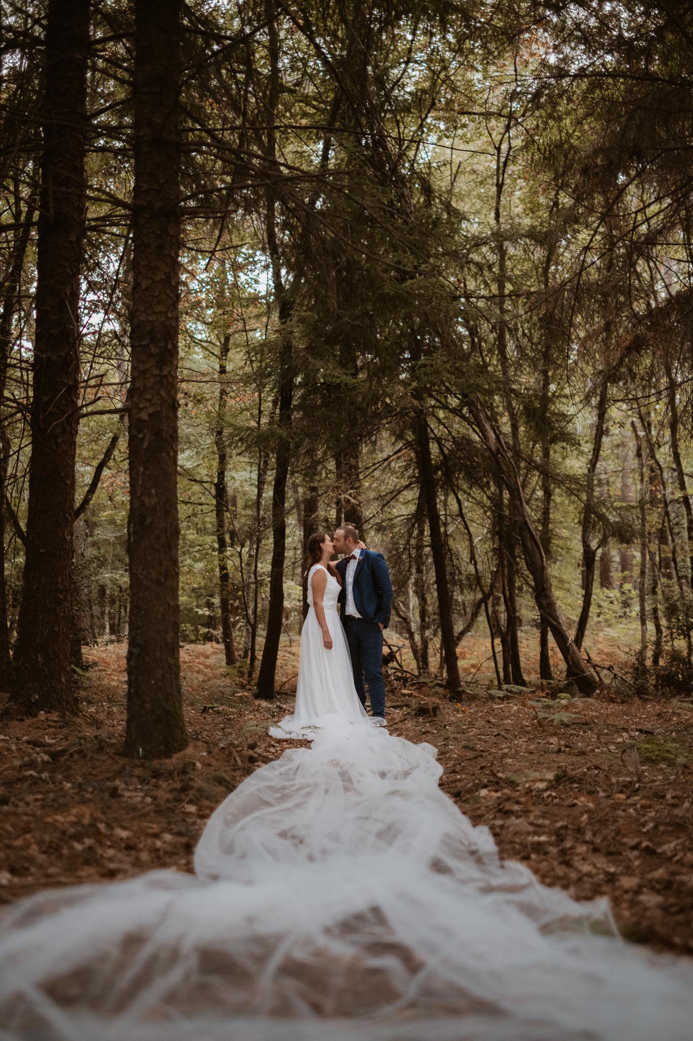 Séance couple après mariage naturelle et romantique dans une forêt en Vendée par Geoffrey Arnoldy photographe