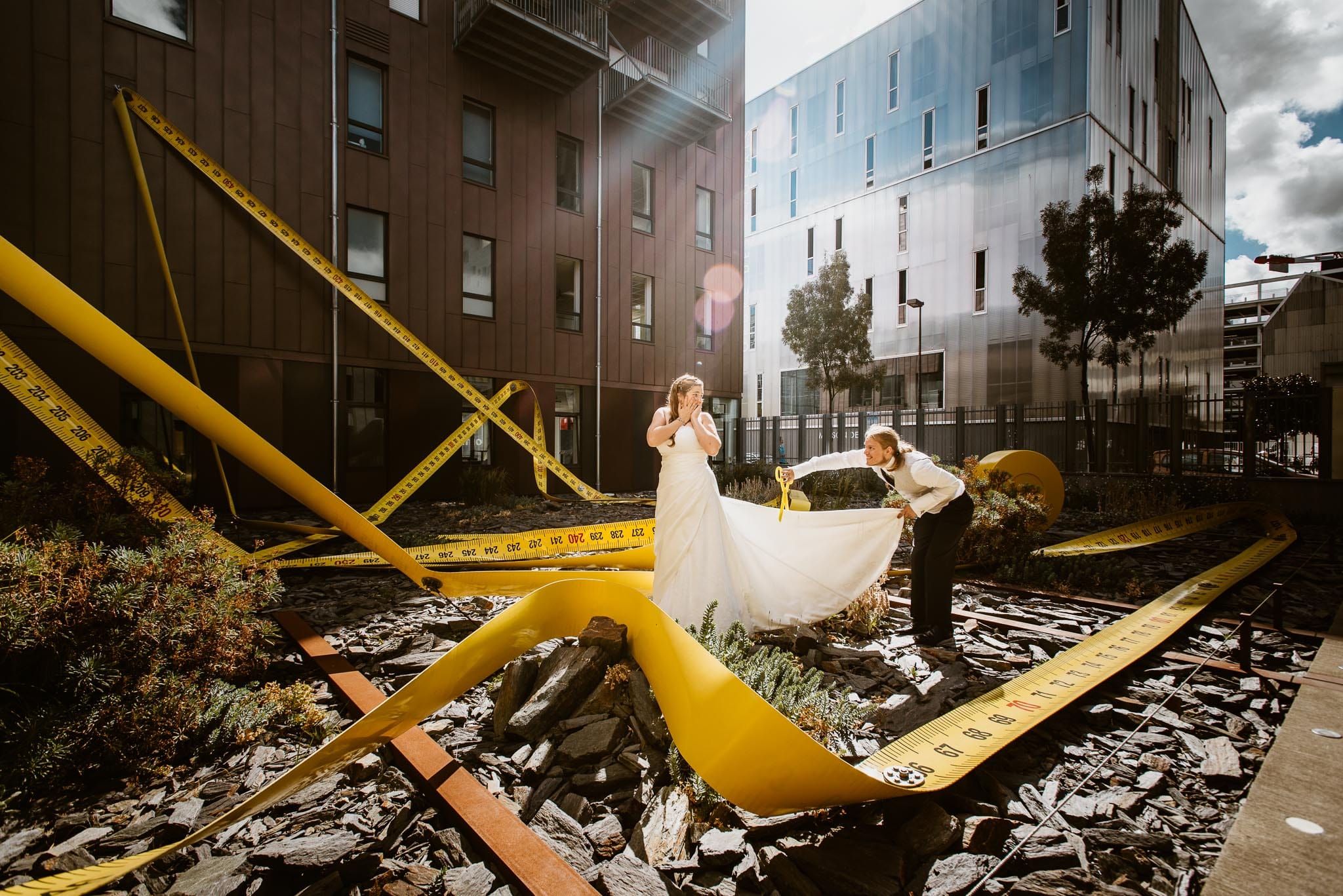 Séance couple artistique après mariage créative et décalée autour d’une oeuvre du Voyage à Nantes par Geoffrey Arnoldy photographe