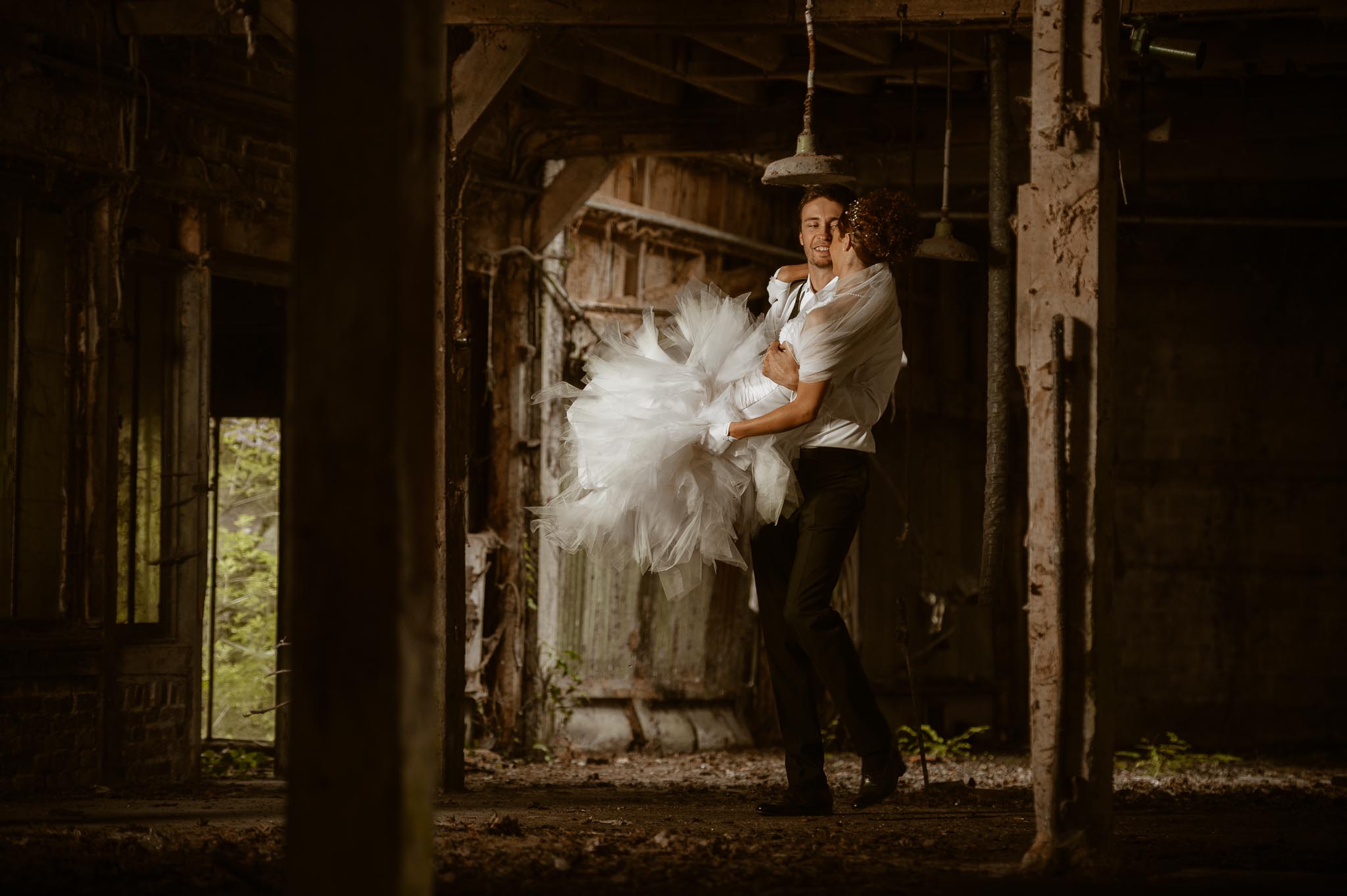 Séance couple après mariage poétique & romantique dans une friche pré-industrielle près de Amiens par Geoffrey Arnoldy photographe