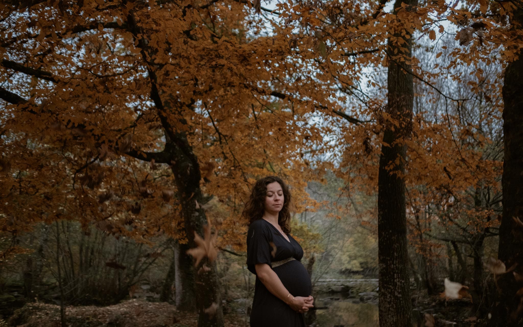 Séance photo de grossesse et futurs parents en extérieur, à l’ambiance poétique, en forêt à l’automne près de Clisson par Geoffrey Arnoldy photographe