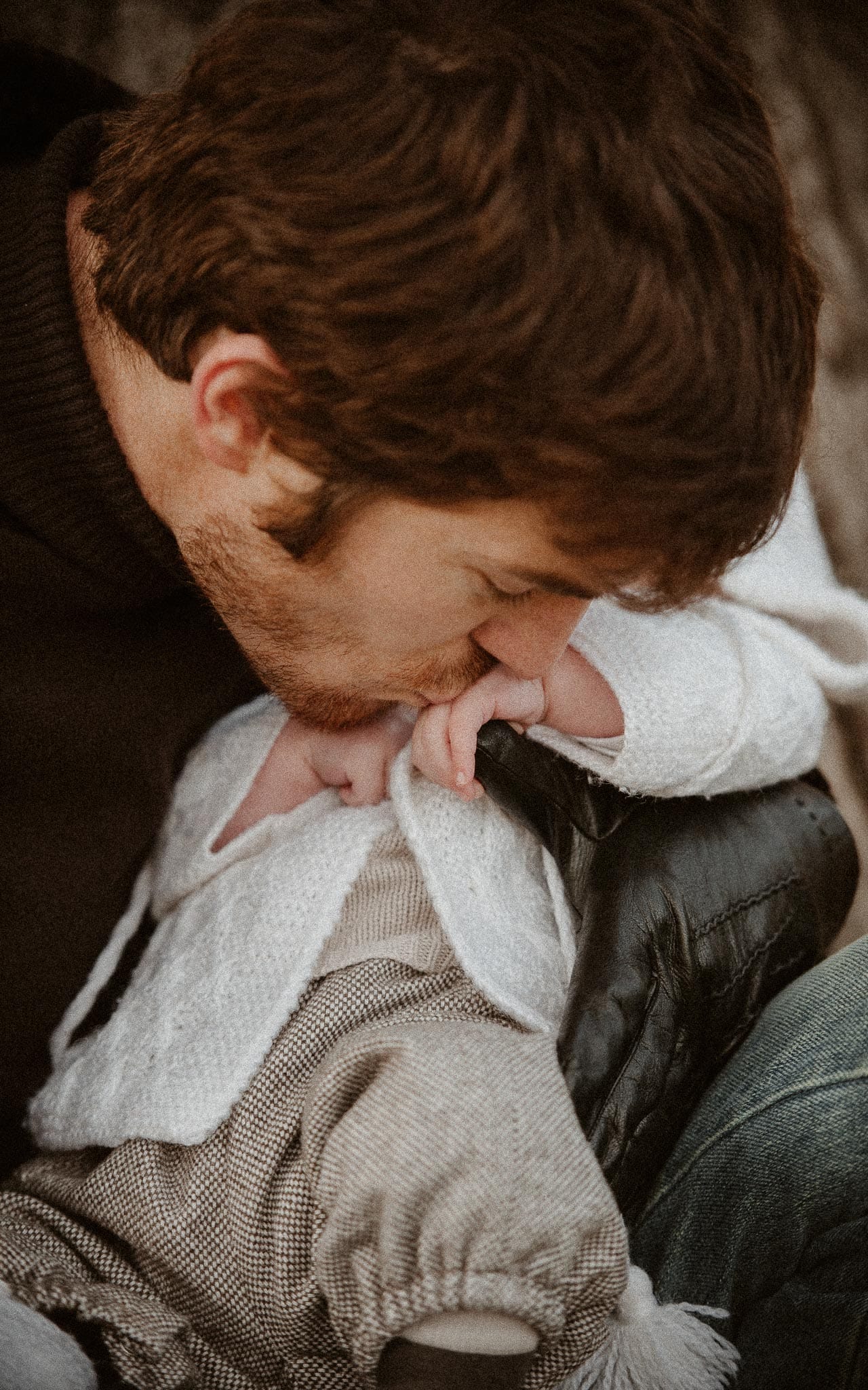 Séance photo lifestyle de famille de jeunes parents et d’un bébé en région parisienne à Saint Germain en Laye par Geoffrey Arnoldy photographe