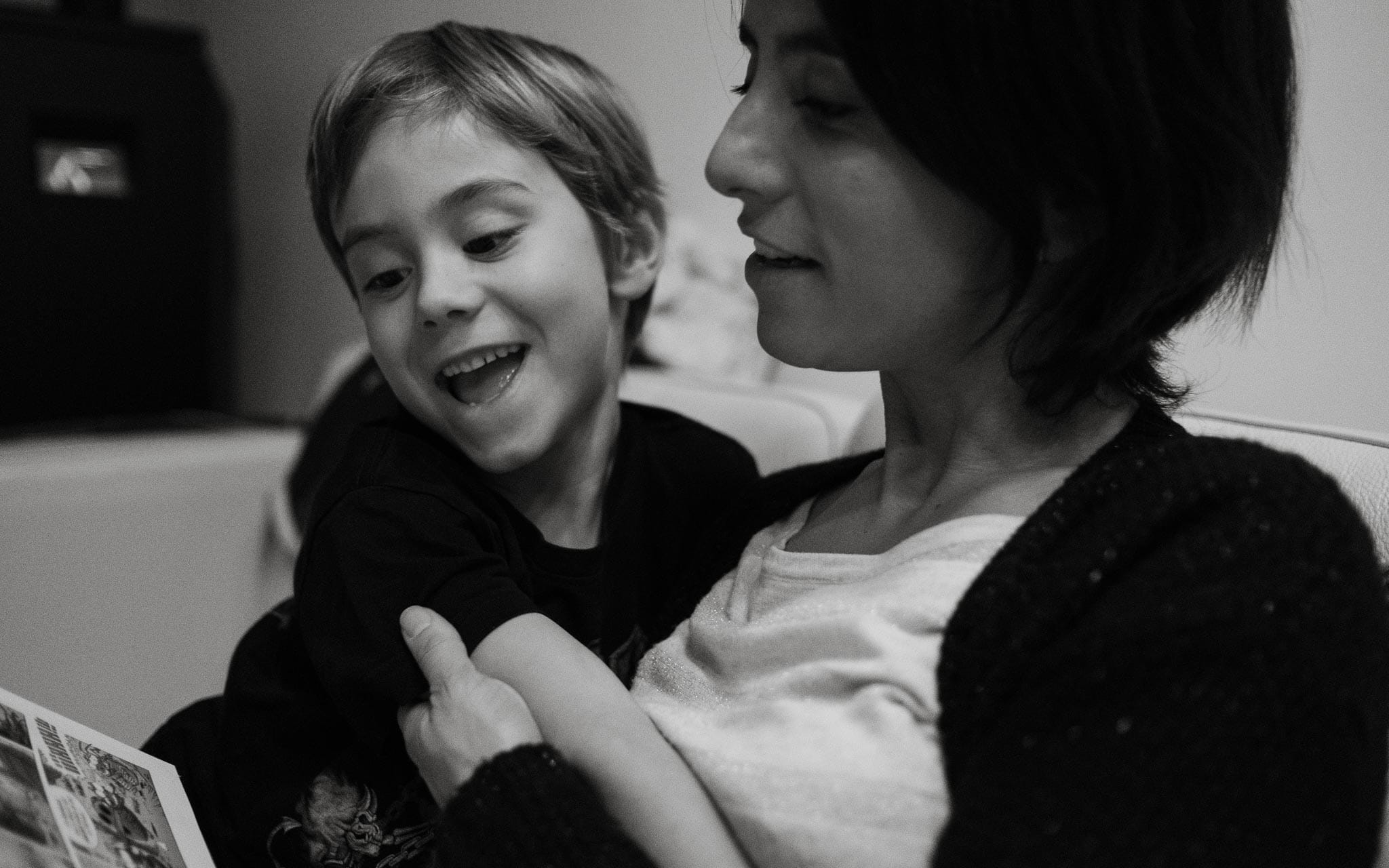 Séance photo lifestyle de reportage à domicile d’une famille à Nantes par Geoffrey Arnoldy photographe