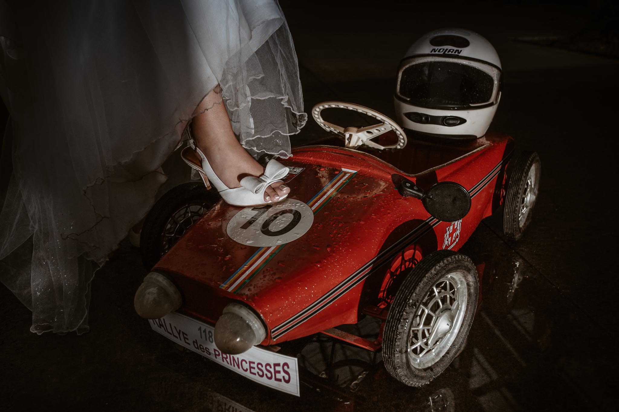 photos de couple poétique et décalée lors d’une séance couple de mariage mise en scène sous les nefs à Nantes par Geoffrey Arnoldy photographe