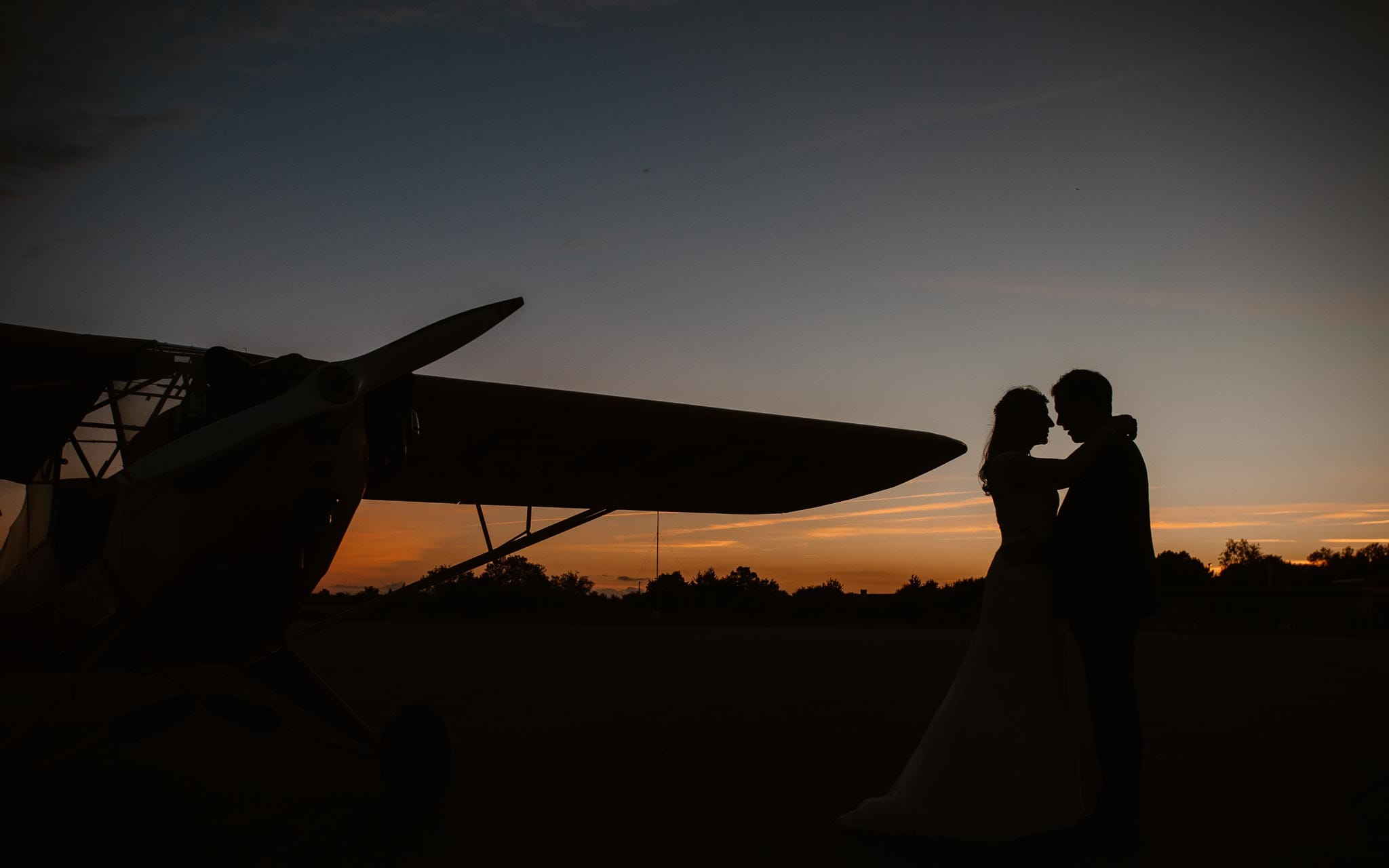 photo d’une séance de couple day-after poétique & romantique sur le thème du voyage à l’aérodrome d’Ancenis par Geoffrey Arnoldy photographe