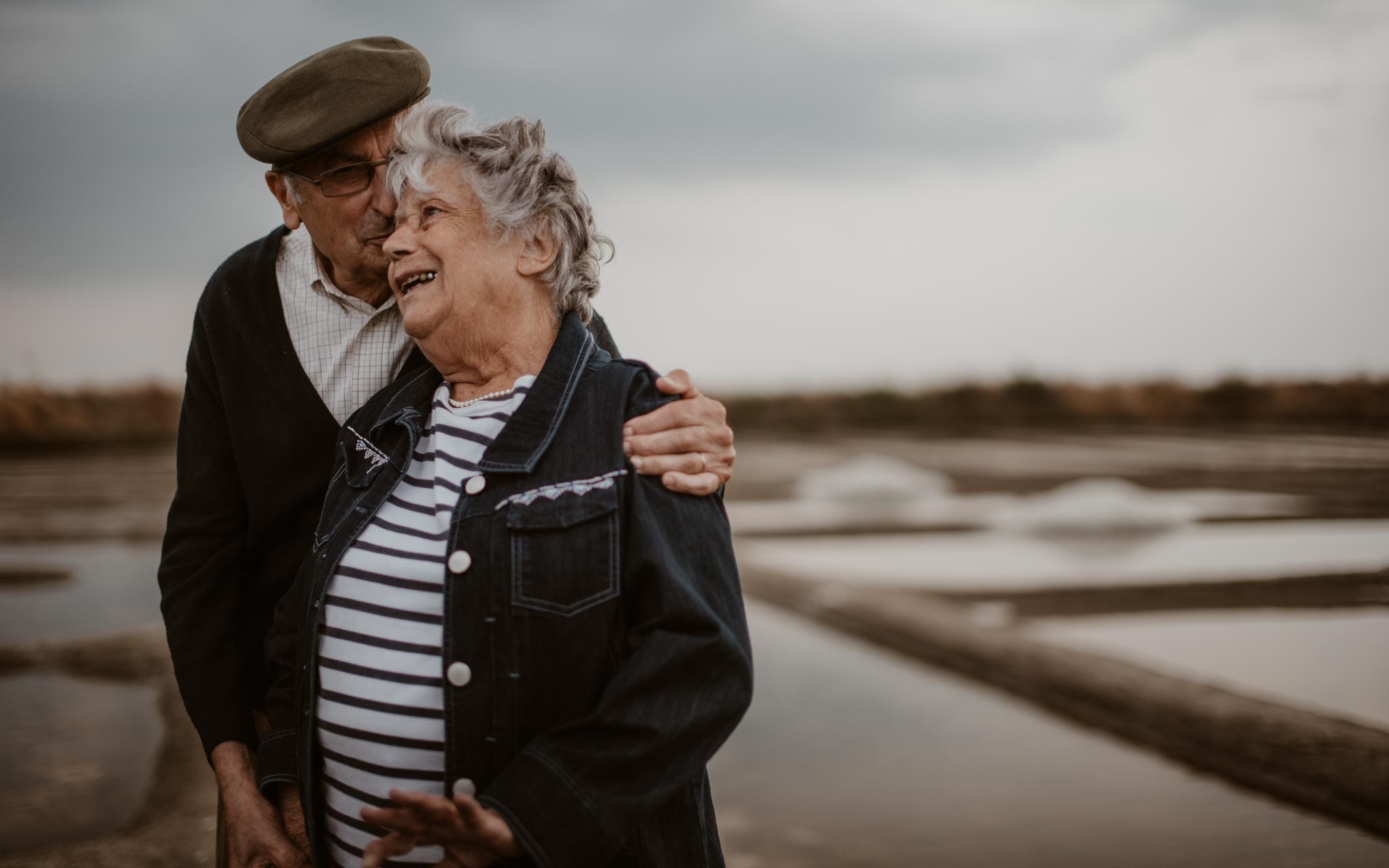 Séance photo lifestyle de grands-parents à Guérande et dans les marais salants par Geoffrey Arnoldy photographe