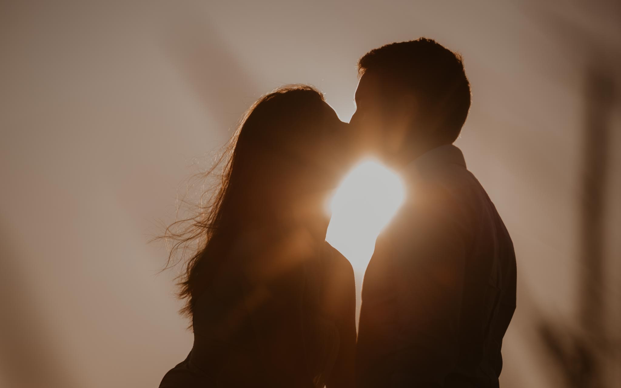 séance engagement romantique d’un couple sur la plage en côte d’Opale par Geoffrey Arnoldy photographe