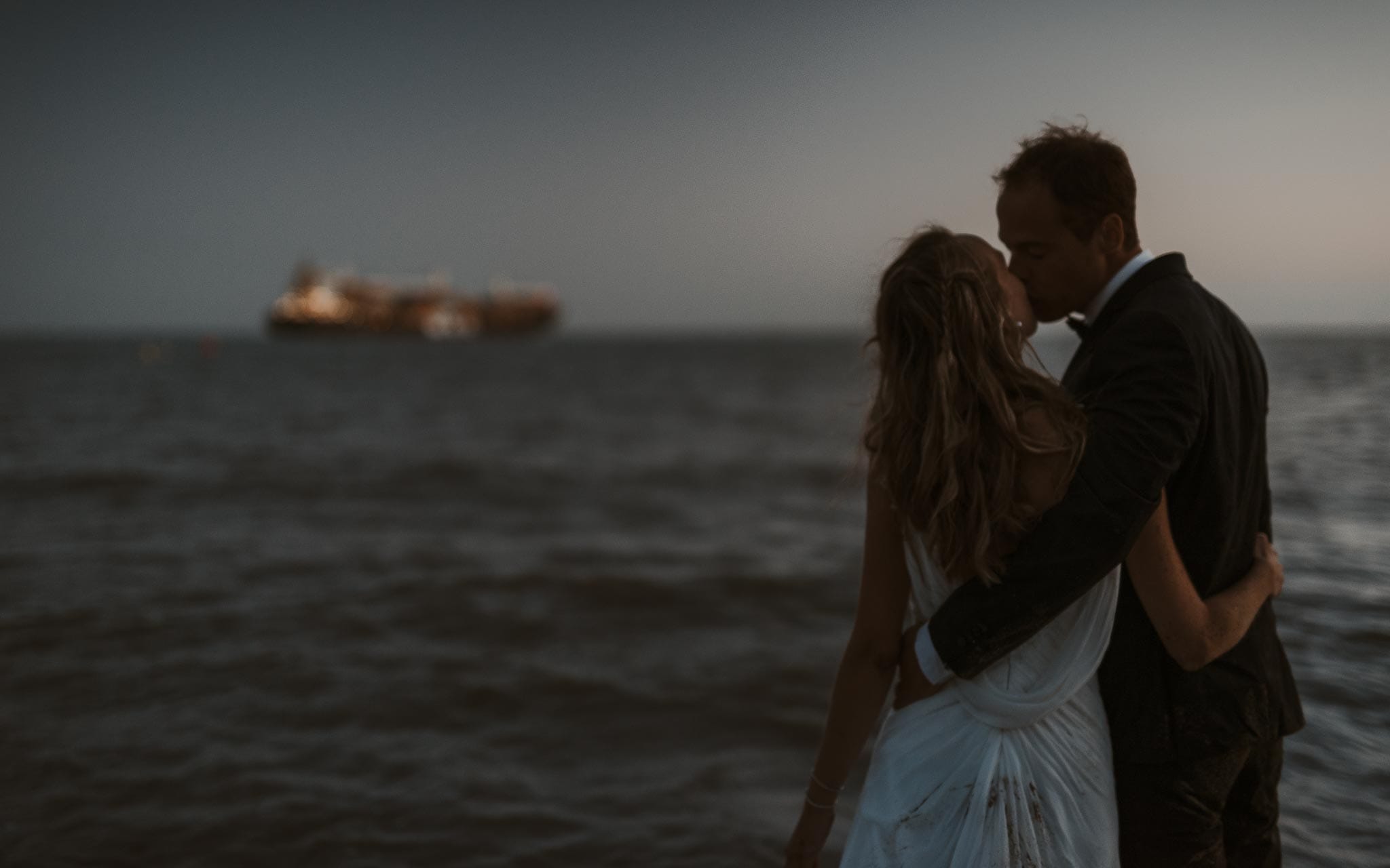 photo d’une séance de couple trash the dress poétique & romantique sur la plage au bord de l’océan à Saint Nazaire par Geoffrey Arnoldy photographe