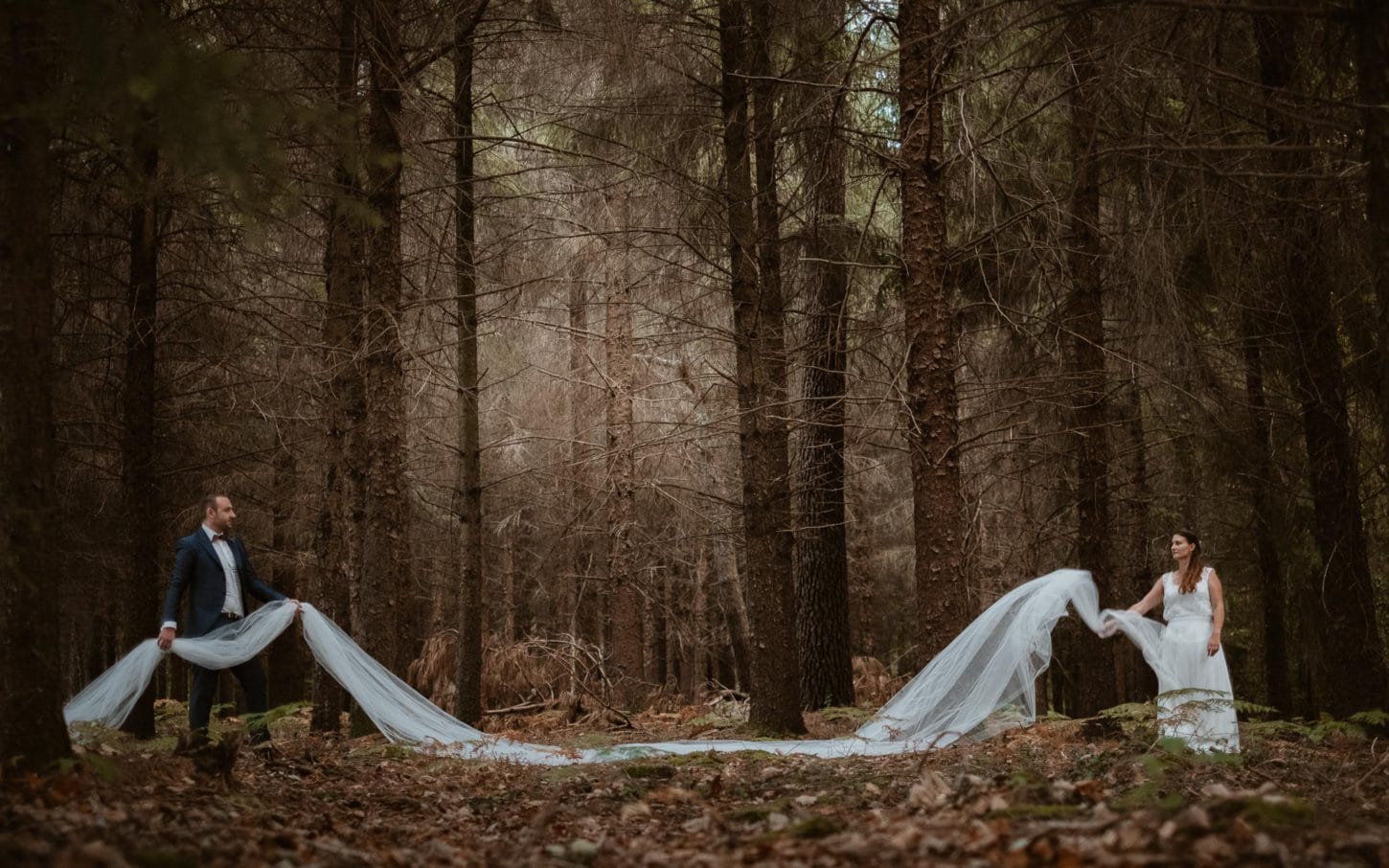 Séance couple après mariage naturelle et romantique dans une forêt en Vendée par Geoffrey Arnoldy photographe