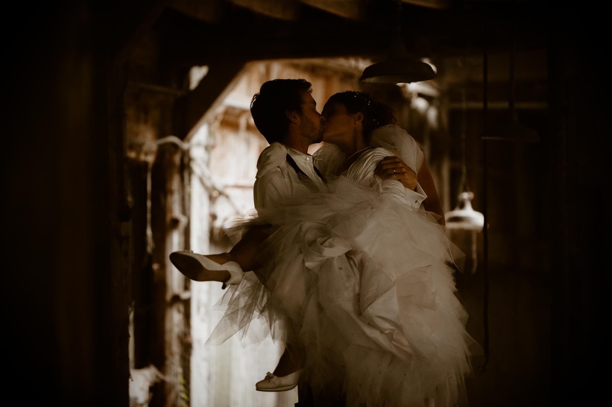 Séance couple après mariage poétique & romantique dans une friche pré-industrielle près de Amiens par Geoffrey Arnoldy photographe