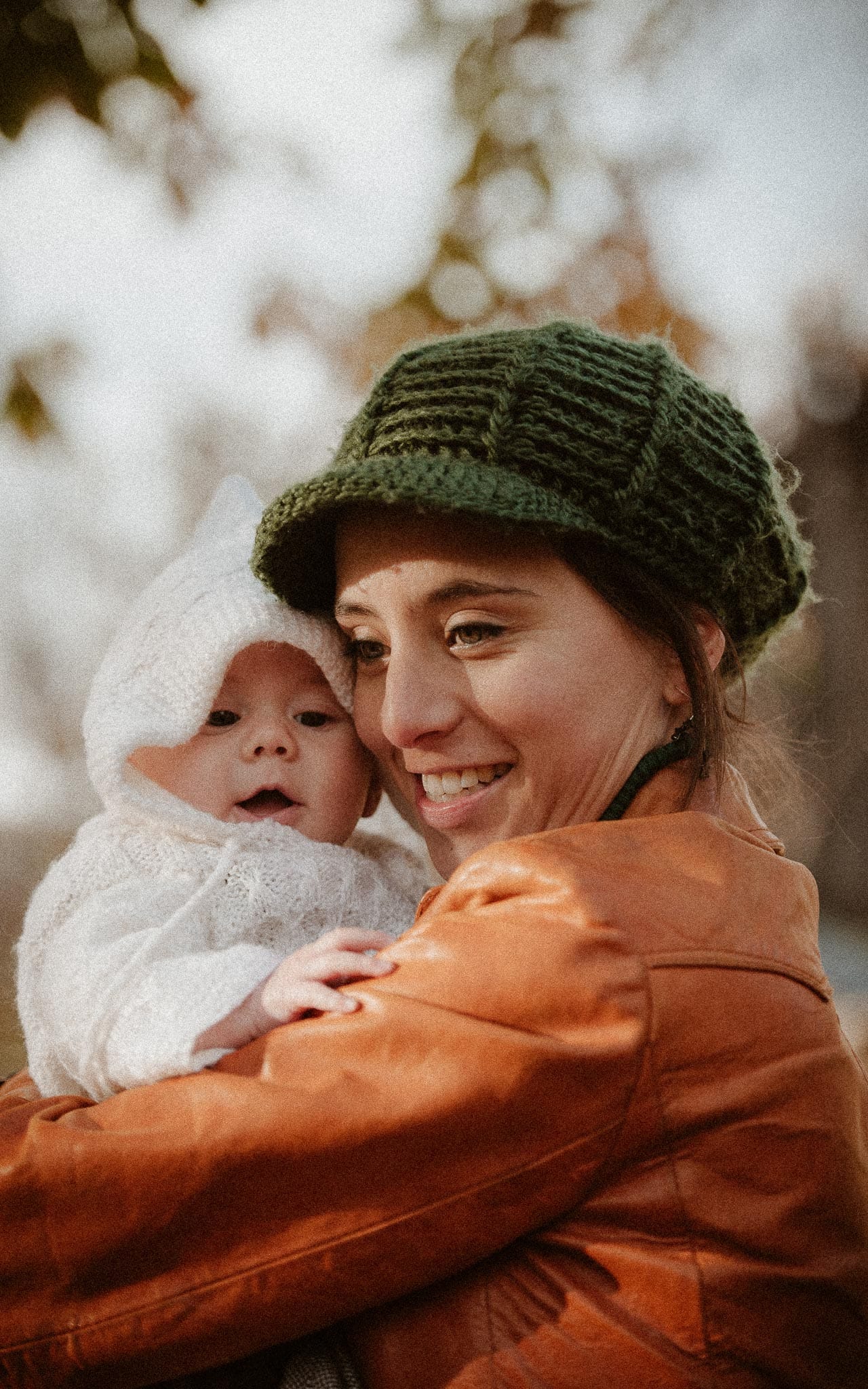 Séance photo lifestyle de famille de jeunes parents et d’un bébé en région parisienne à Saint Germain en Laye par Geoffrey Arnoldy photographe