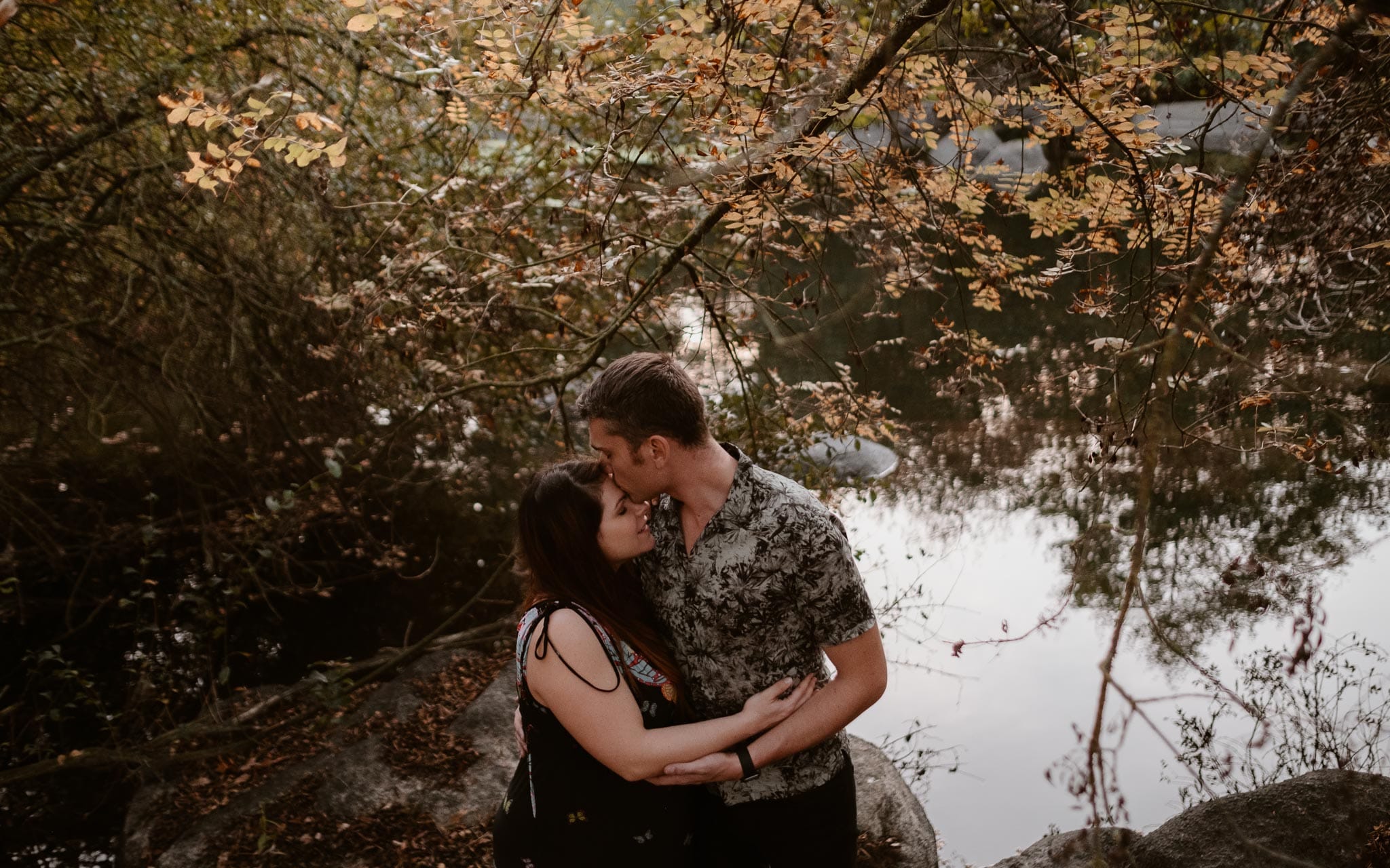 Séance couple femme enceinte en extérieur, à l’ambiance poétique, dans la forêt et au bord de l’eau par Geoffrey Arnoldy photographe