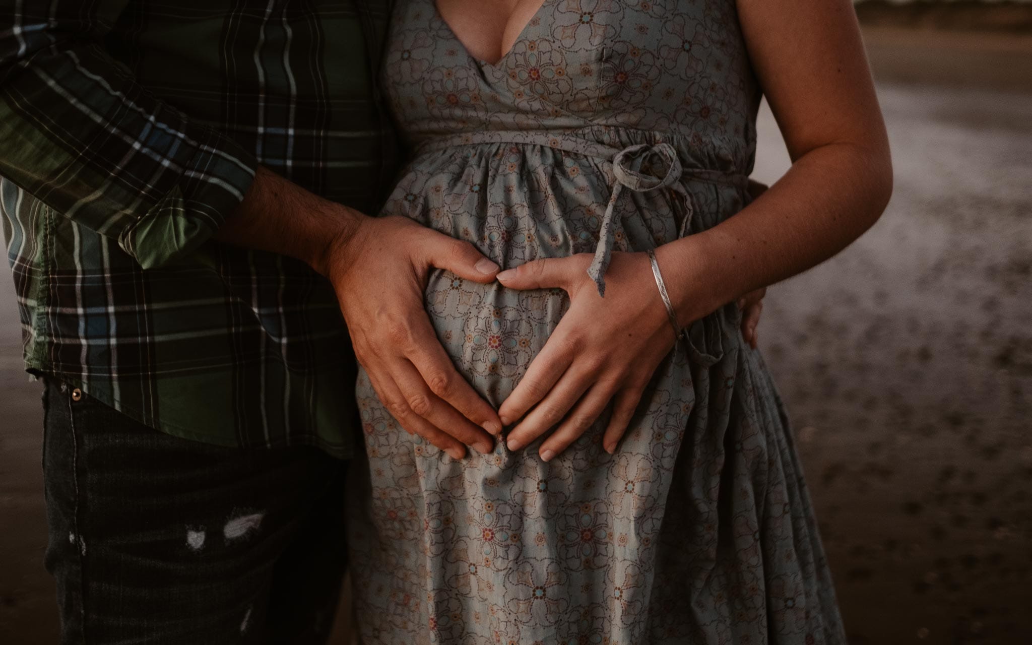 Séance couple femme enceinte en extérieur, à l’ambiance poétique et complice, sur la plage à la Baule par Geoffrey Arnoldy photographe