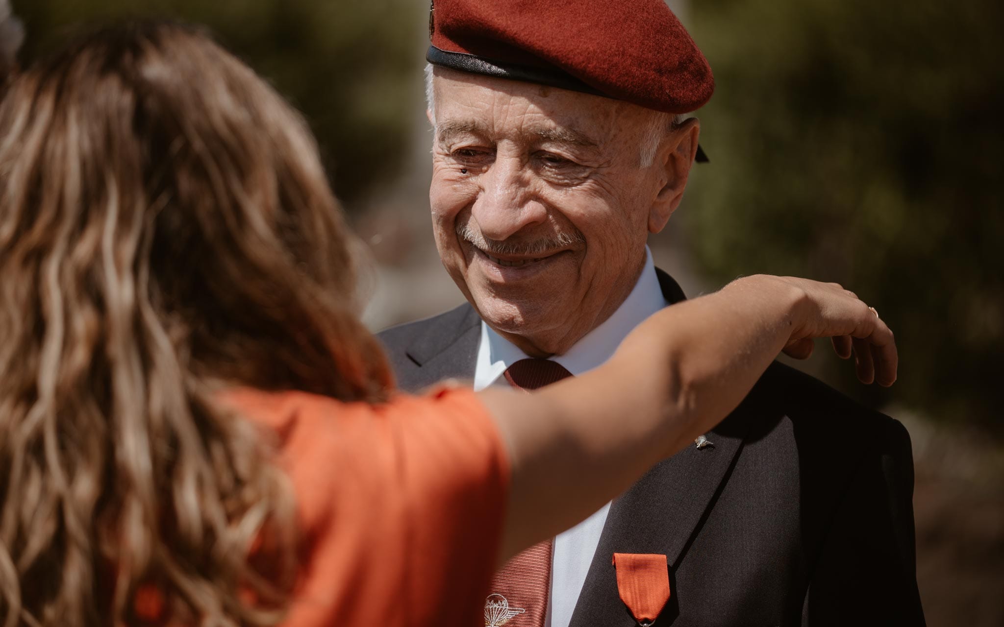 Reportage photo d’un événement familial pour la remise de la légion d’honneur de Yves en Auvergne par Geoffrey Arnoldy photographe