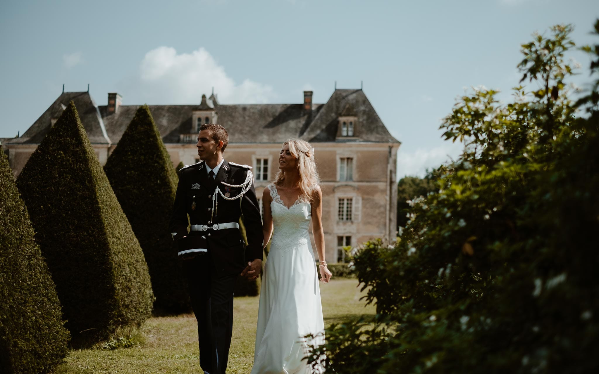 photographies d’une mariée chic et d’un gendarme à Angers et Durval