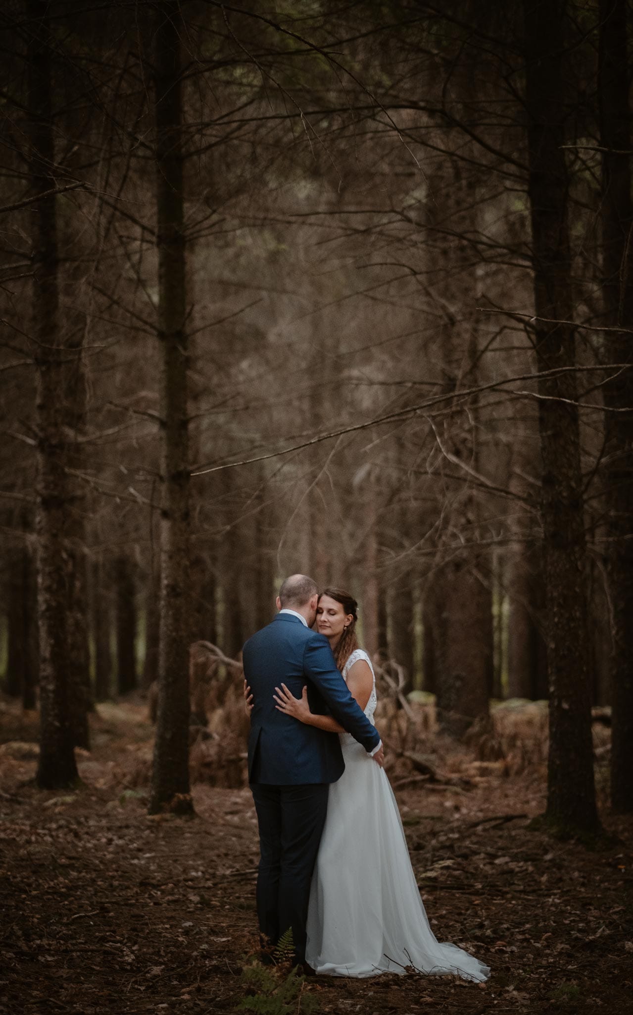 Séance couple après mariage naturelle et romantique dans une forêt en Vendée par Geoffrey Arnoldy photographe