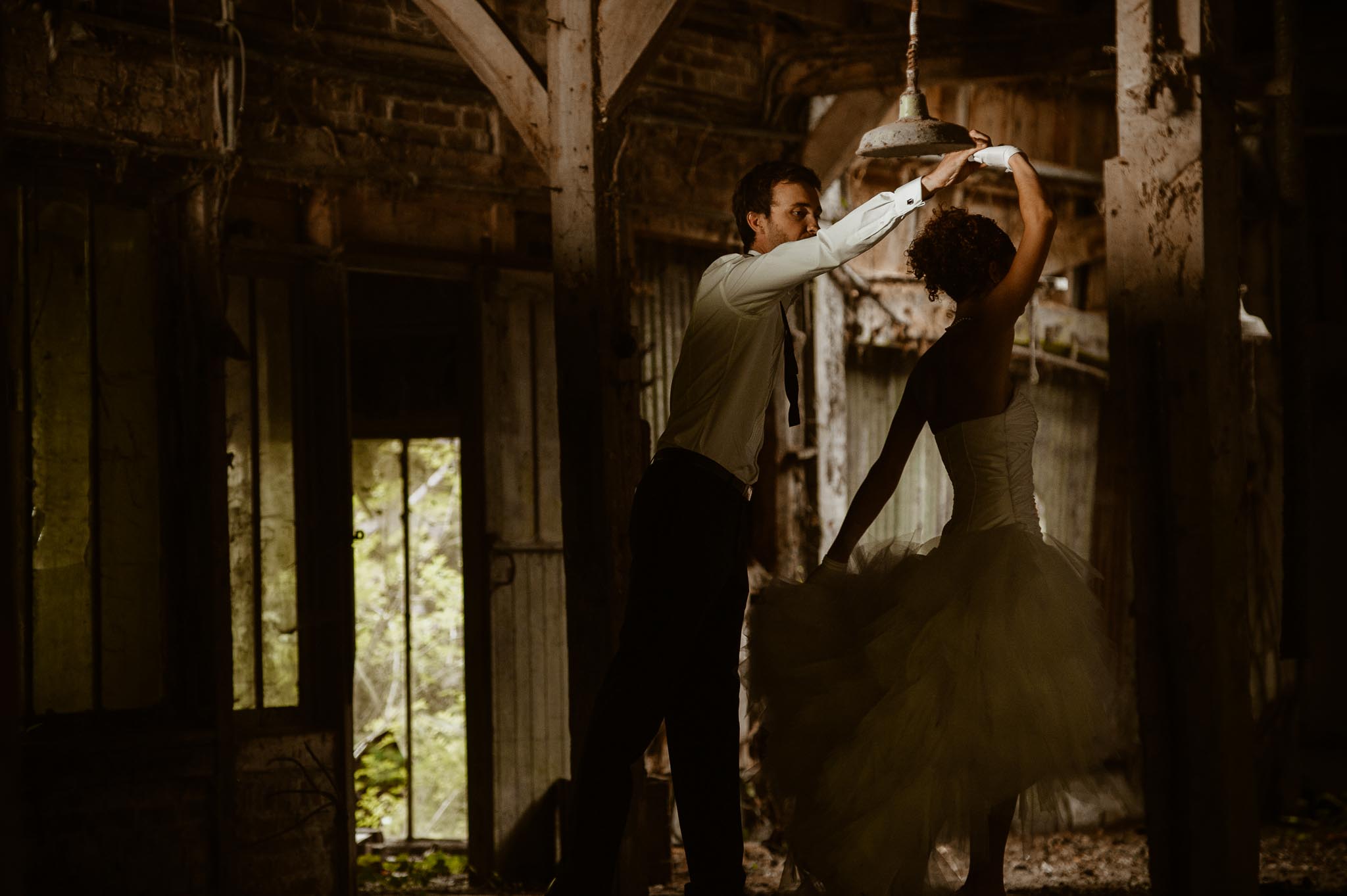 Séance couple après mariage poétique & romantique dans une friche pré-industrielle près de Amiens par Geoffrey Arnoldy photographe