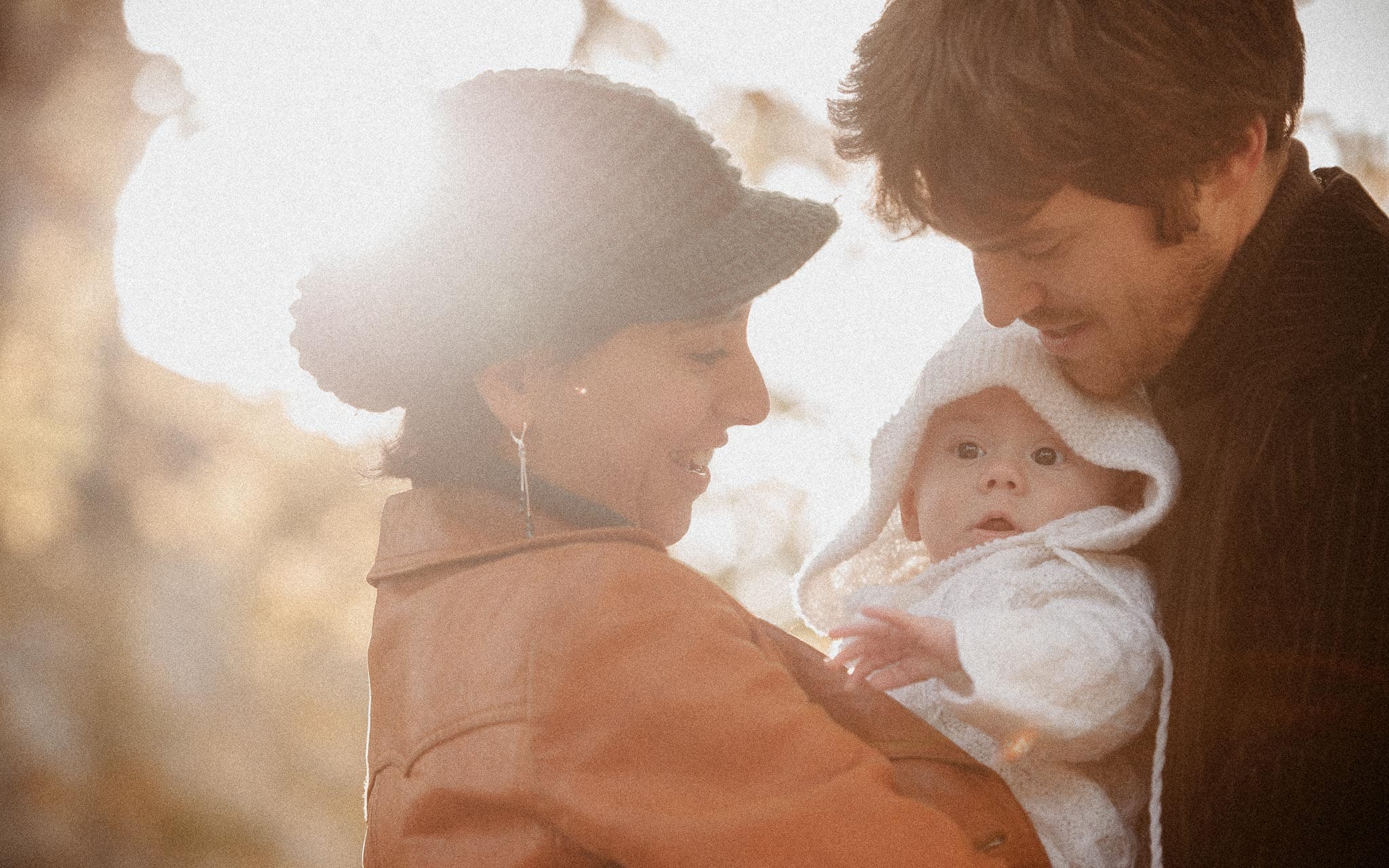 Séance photo lifestyle de famille de jeunes parents et d’un bébé en région parisienne à Saint Germain en Laye par Geoffrey Arnoldy photographe