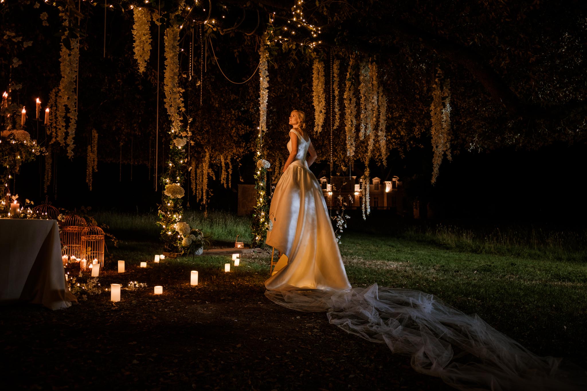 photos d’une séance couple mise en scène après mariage, prises de nuit, au sein d’un décor onirique de conte de fée, au Château de Vair à Anetz par Geoffrey Arnoldy photographe