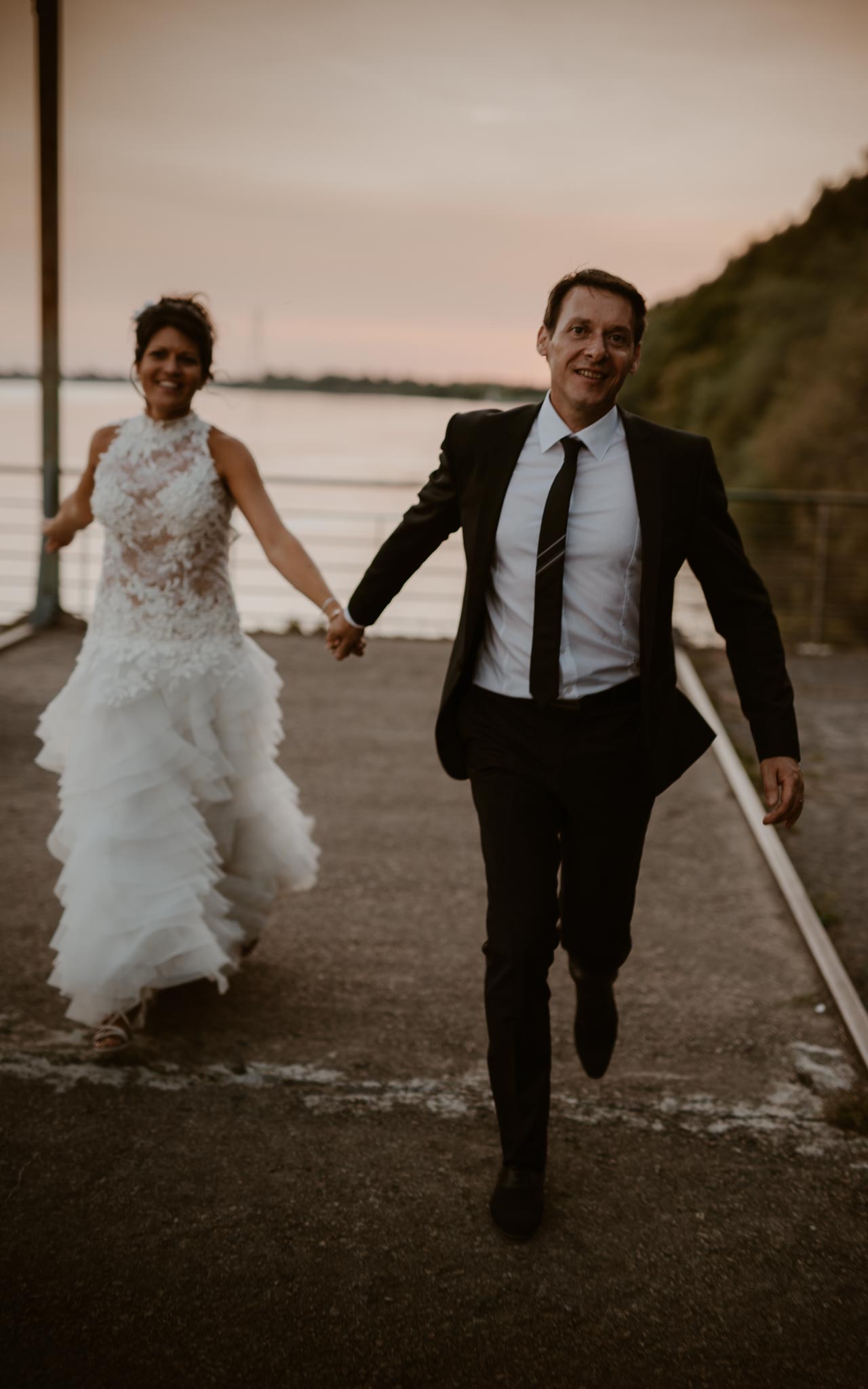 Séance couple mariés après mariage mise en scène en bord de loire aux alentours de Nantes par Geoffrey Arnoldy photographe