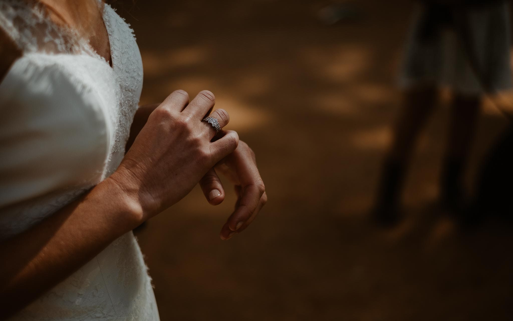 photographies d’une mariée chic et d’un gendarme à Angers et Durval