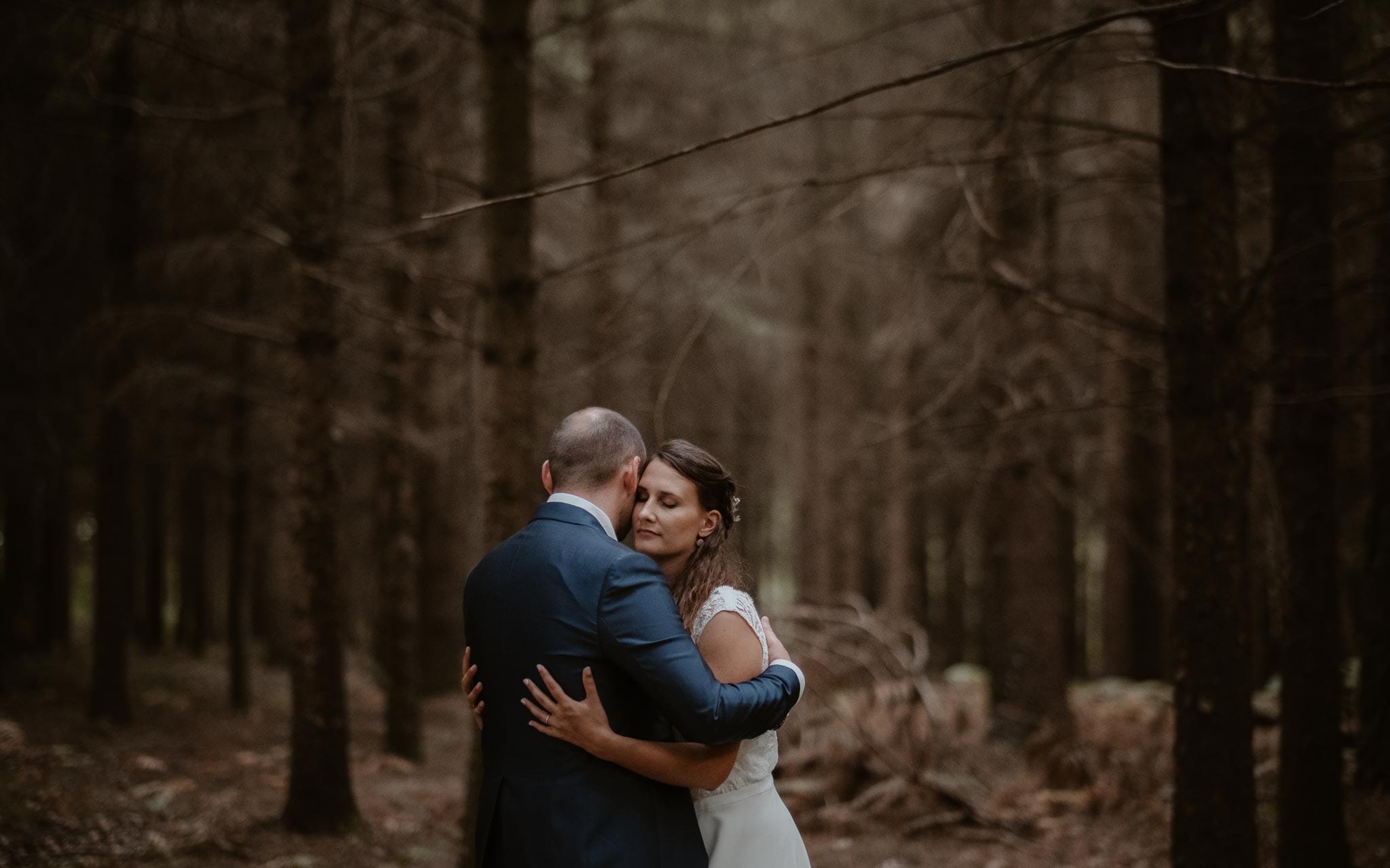 Séance couple après mariage naturelle et romantique dans une forêt en Vendée par Geoffrey Arnoldy photographe