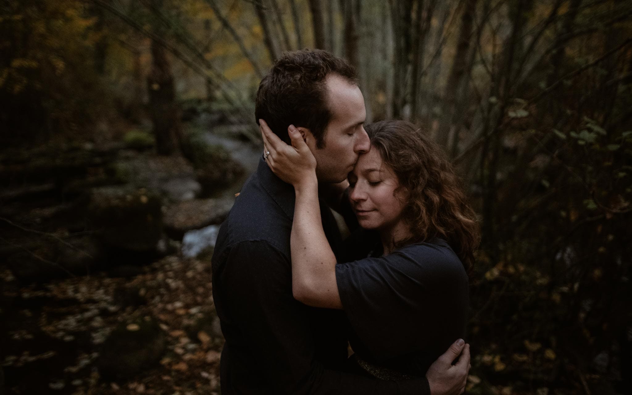 Séance photo de grossesse et futurs parents en extérieur, à l’ambiance poétique, en forêt à l’automne près de Clisson par Geoffrey Arnoldy photographe