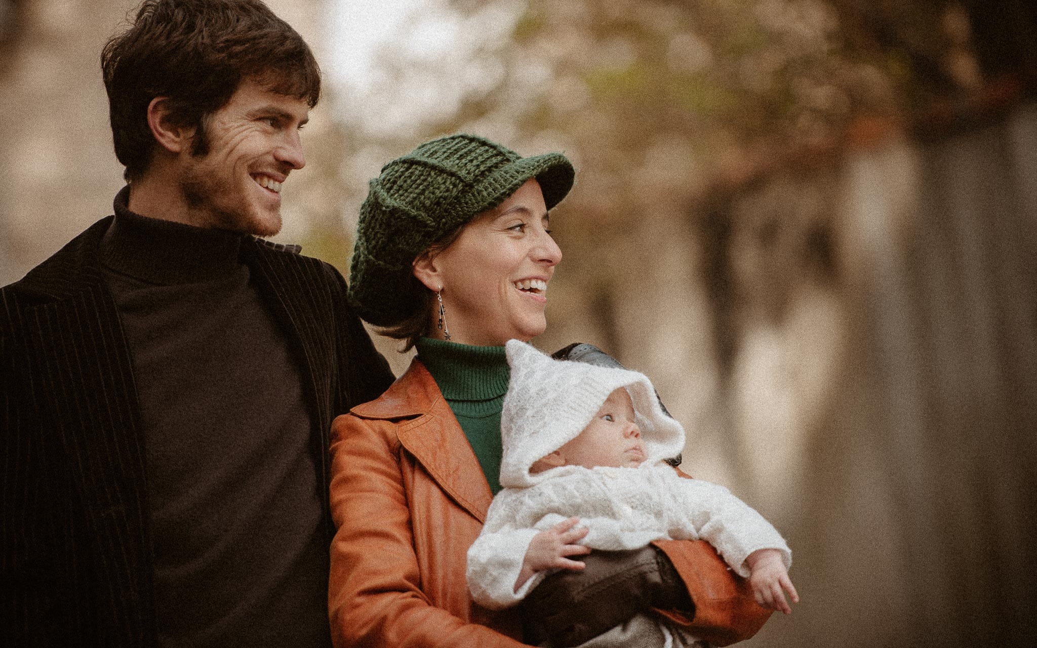 Séance photo lifestyle de famille de jeunes parents et d’un bébé en région parisienne à Saint Germain en Laye par Geoffrey Arnoldy photographe