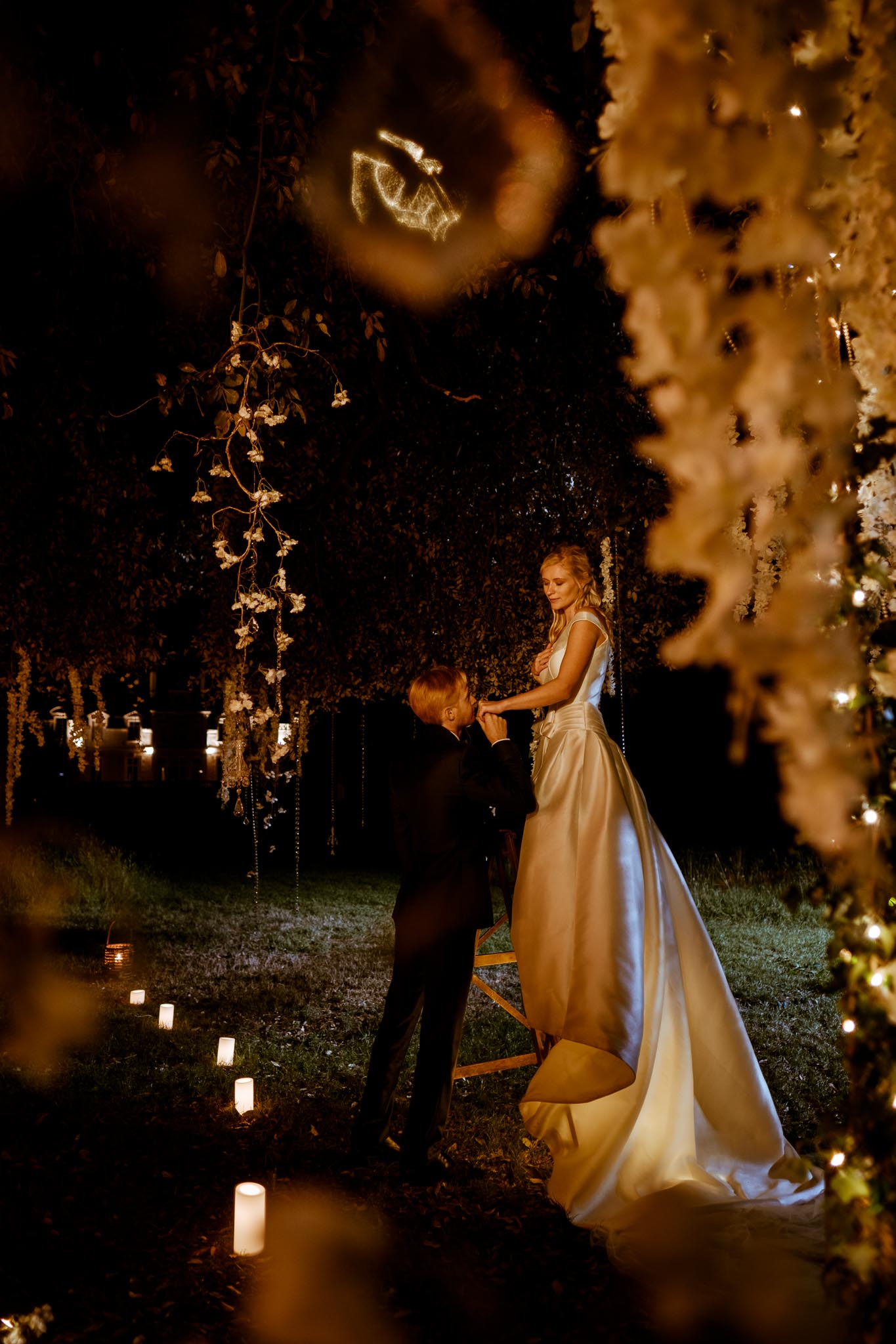 photos d’une séance couple mise en scène après mariage, prises de nuit, au sein d’un décor onirique de conte de fée, au Château de Vair à Anetz par Geoffrey Arnoldy photographe