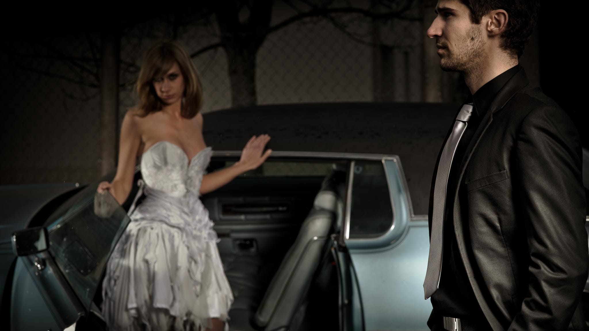 photo d’une séance de couple cinématographique avec une voiture vintage américaine à Nantes par Geoffrey Arnoldy photographe